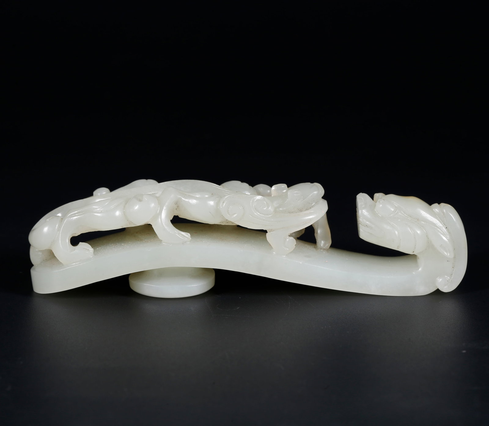 A HETIAN JADE DRAGON BELT HOOK (1 of 10)