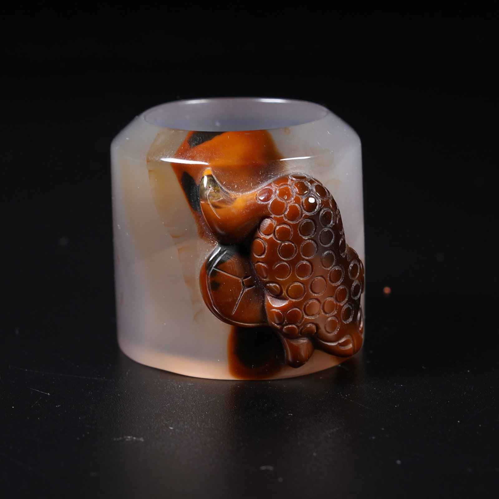 A AGATE THUMB RING CARVED WITH GOLDEN TOAD (1 of 9)