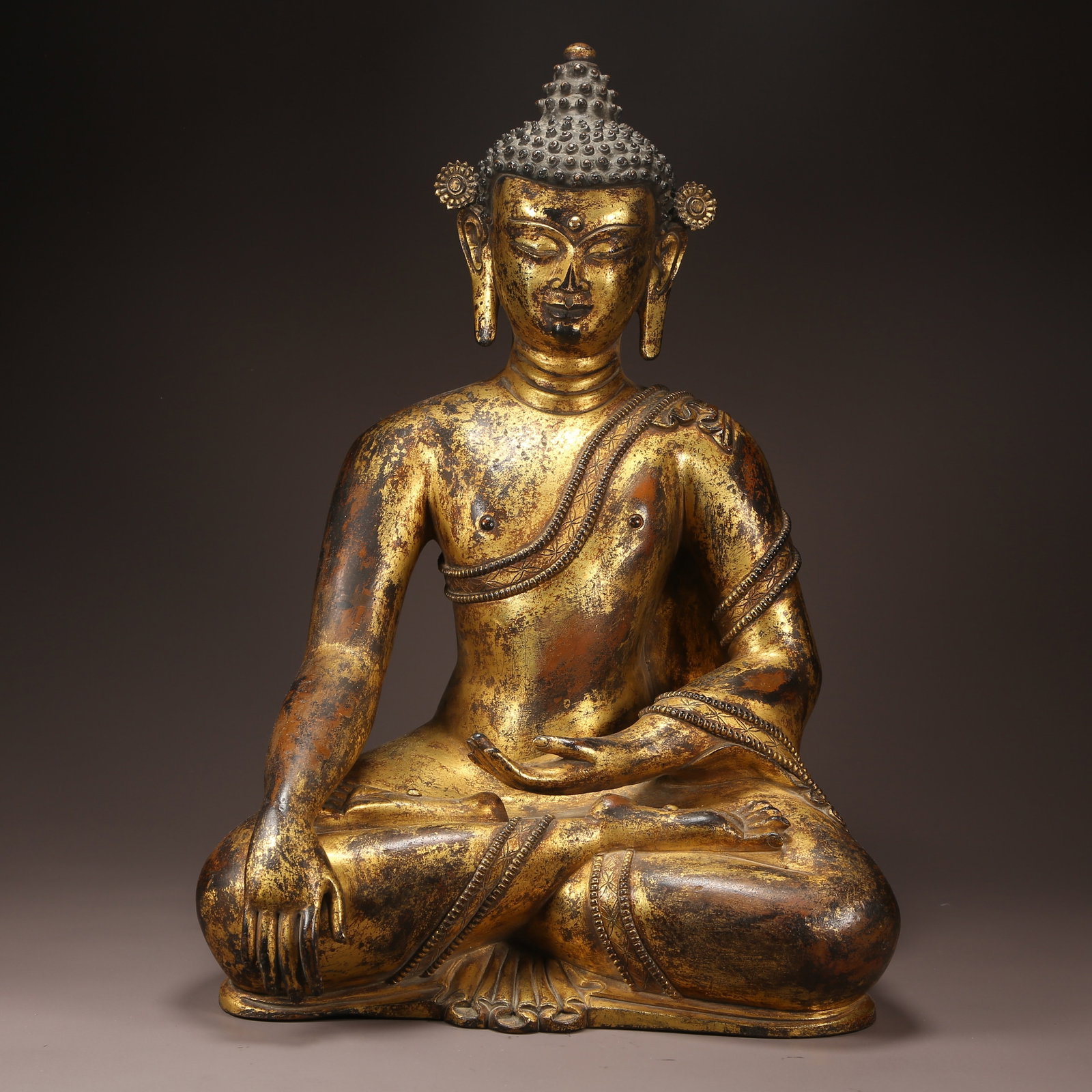 A GILT BRONZE SEATED SHAKYAMUNI BUDDHA STATUE (1 of 8)