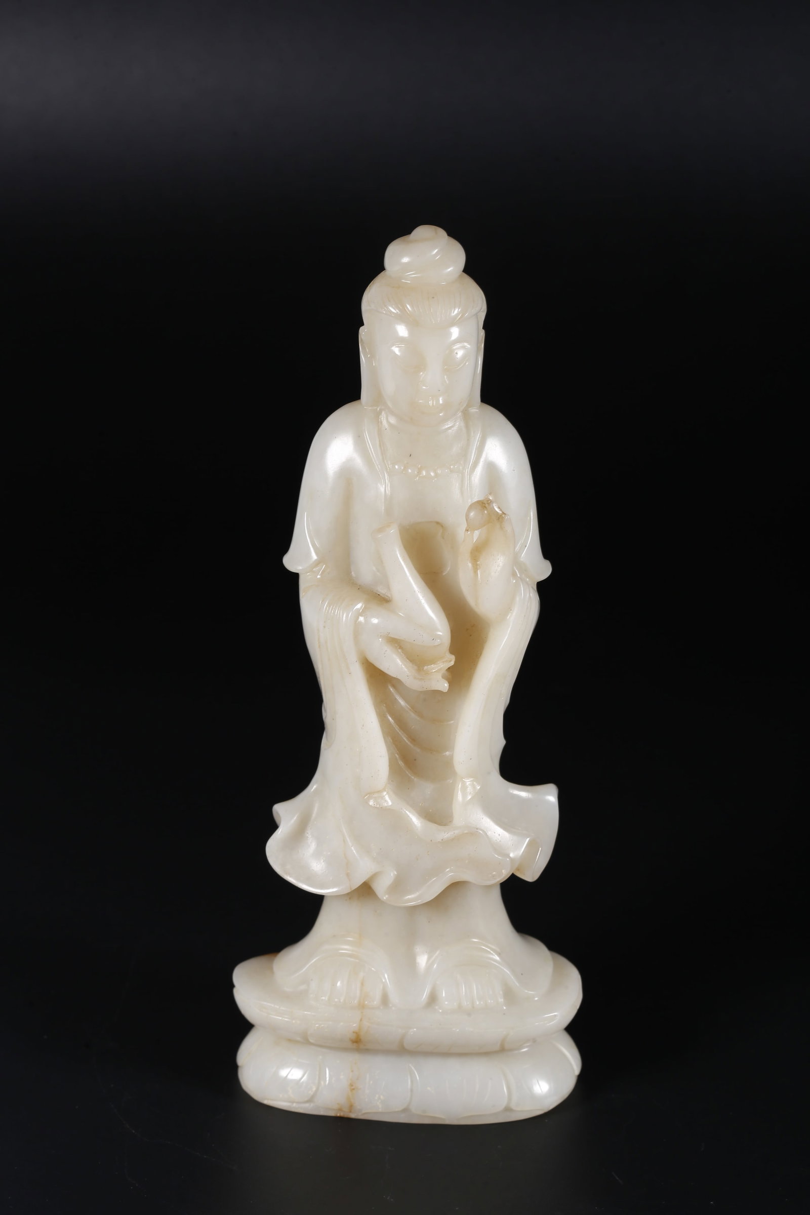 A HETIAN JADE GUANYIN STATUE: Hetian Jade Guanyin Statue