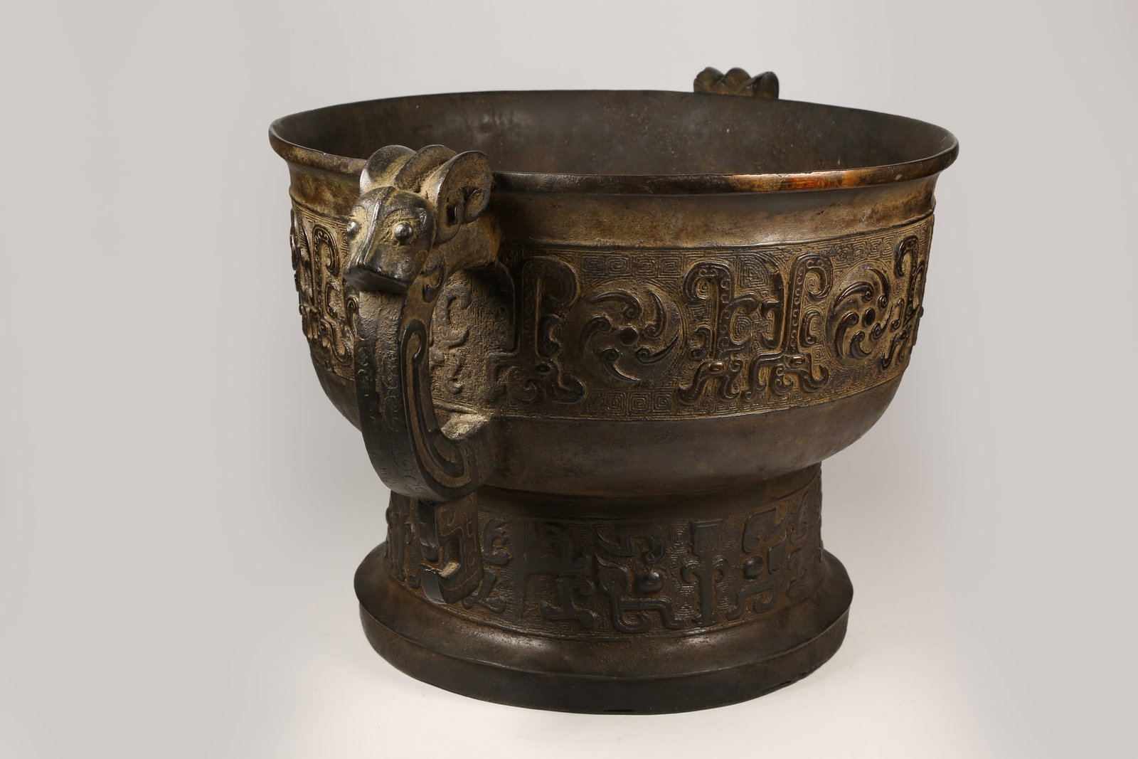 A BRONZE GUI VESSEL - 6