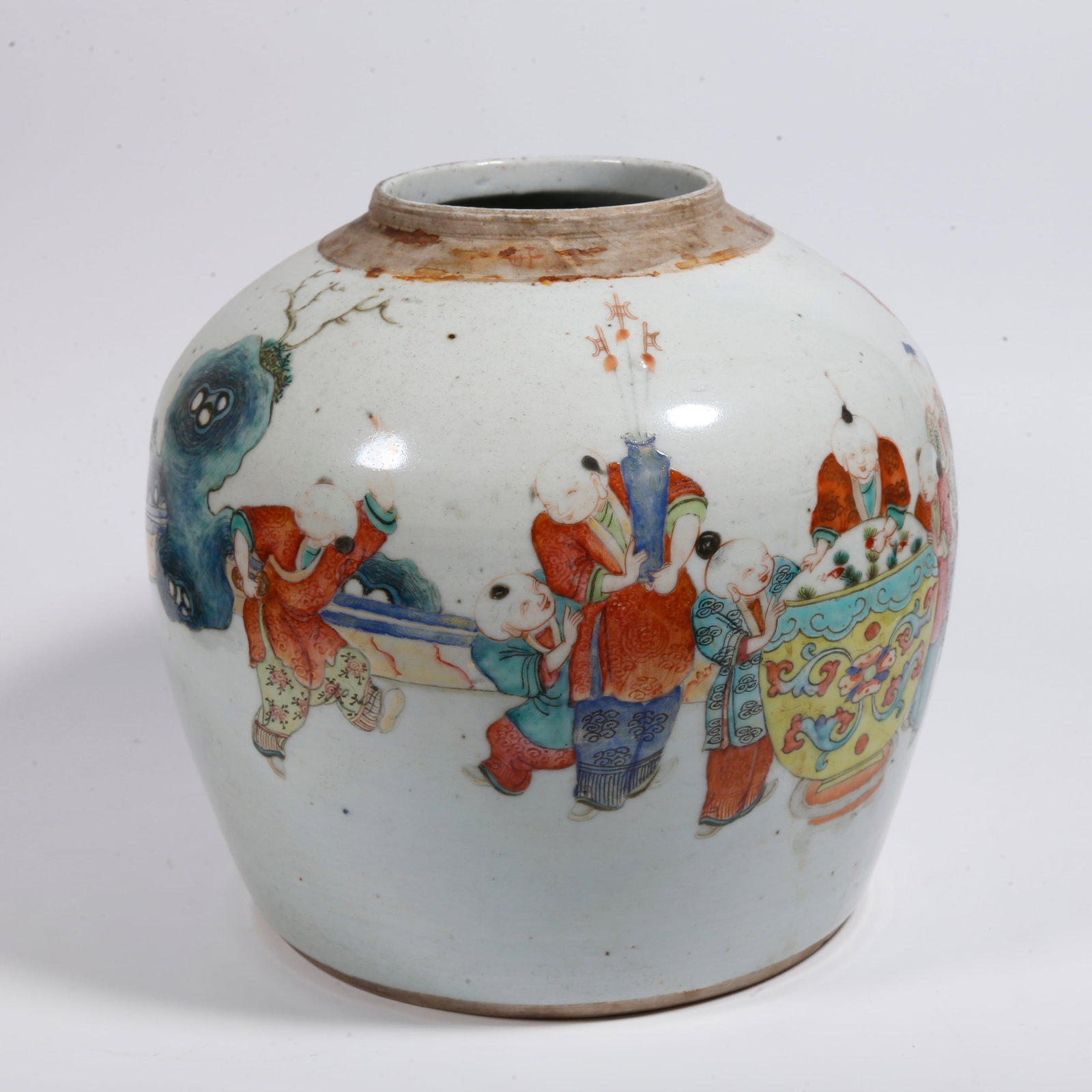 A FAMILLE ROSE JAR WITH FIGURE PATTERN: Famille Rose Jar with Figure Pattern