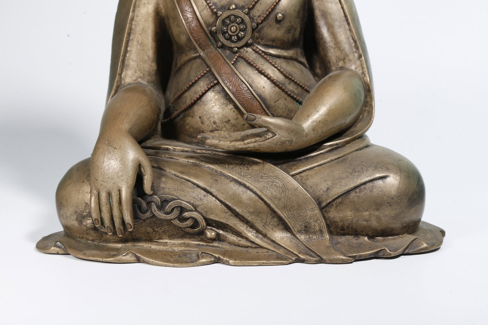 A BRONZE HUMAN FIGURE STATUE - 3