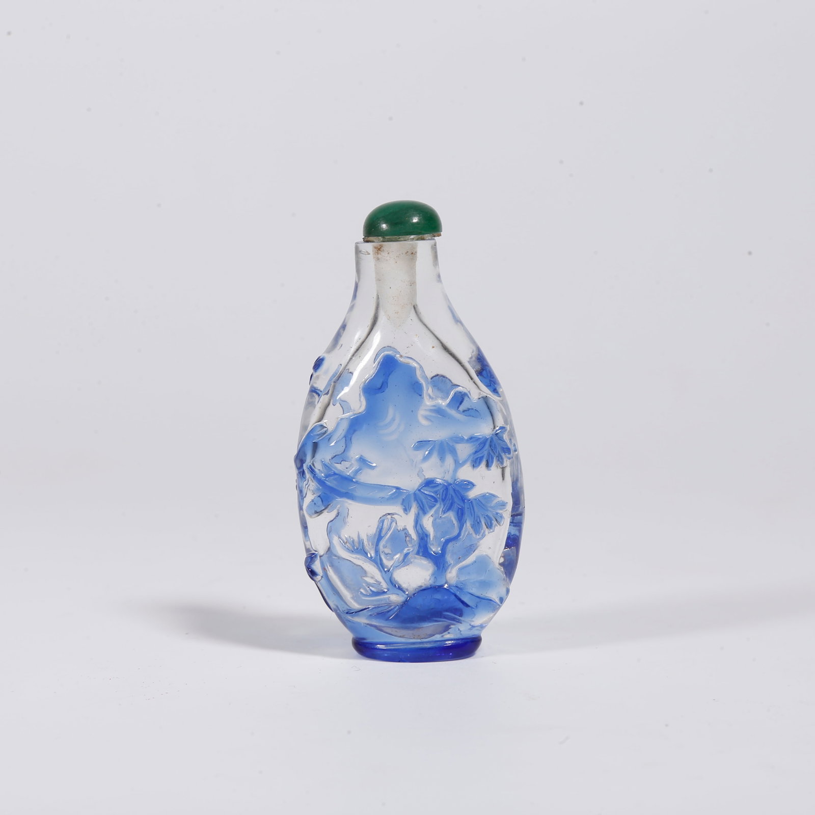 A OVERLAY GLASS SNUFF BOTTLE WITH LANDSCAPE PATTERNS: Overlay Glass Snuff Bottle with Landscape Patterns