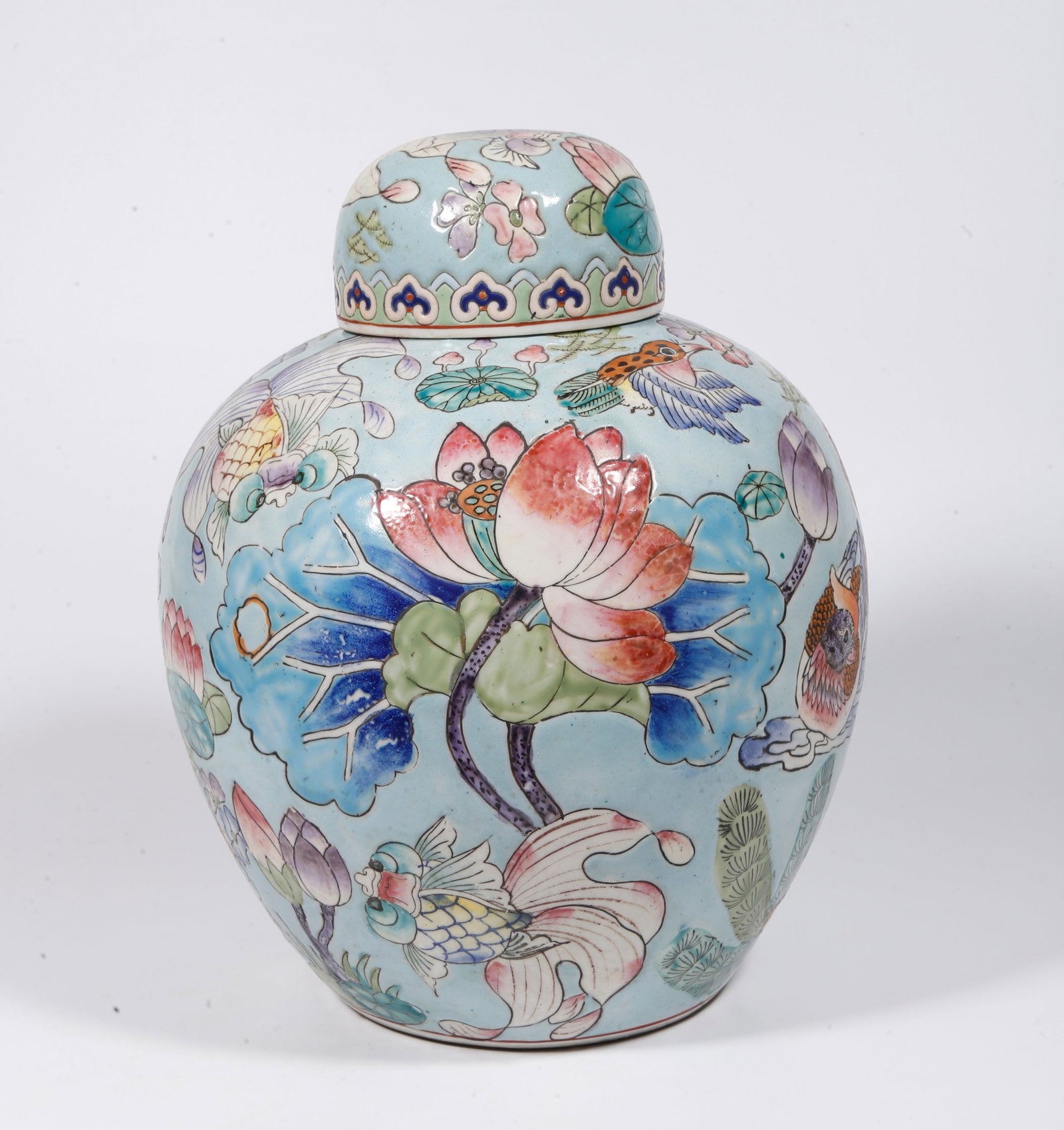 A FAMILLE ROSE COVERED JAR WITH FISH AND AQUATIC WEED MOTIFS (1 of 9)
