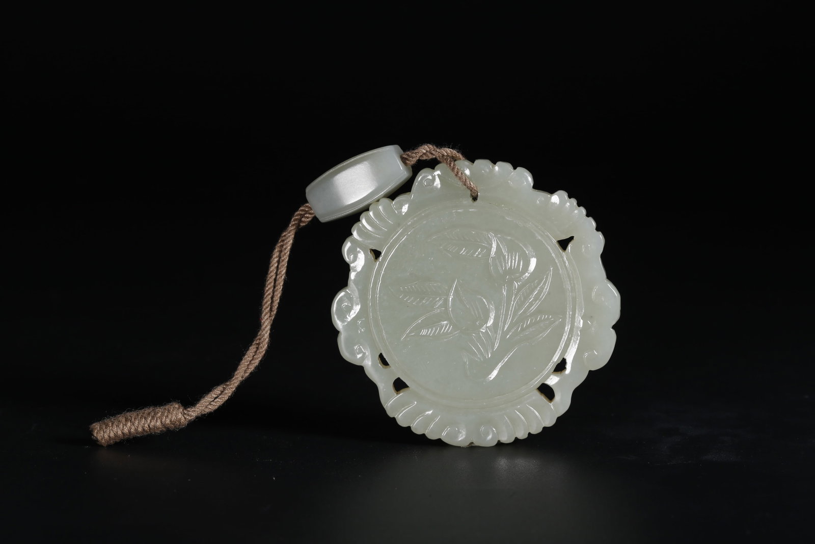 A HETIAN JADE FLORAL ORNAMENT PENDANT: Hetian Jade Floral Ornament Pendant