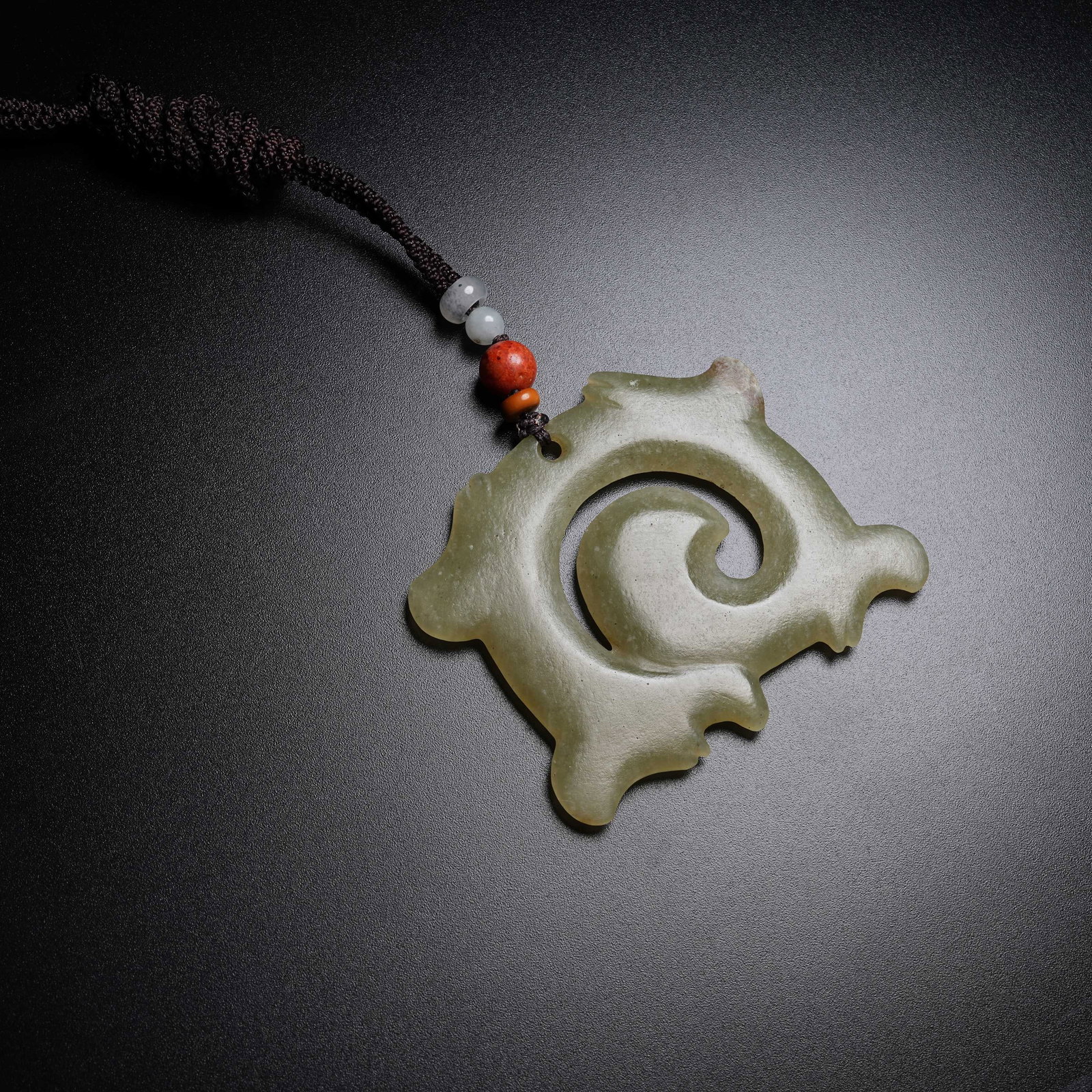 A ANCIENT JADE HOOKED CLOUD PENDANT (1 of 8)