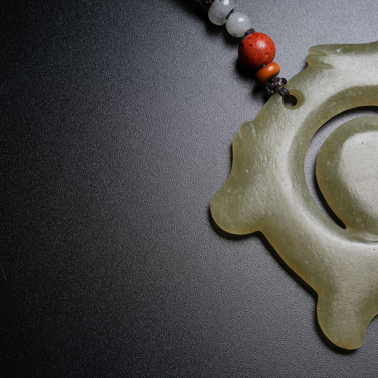 A ANCIENT JADE HOOKED CLOUD PENDANT - 2