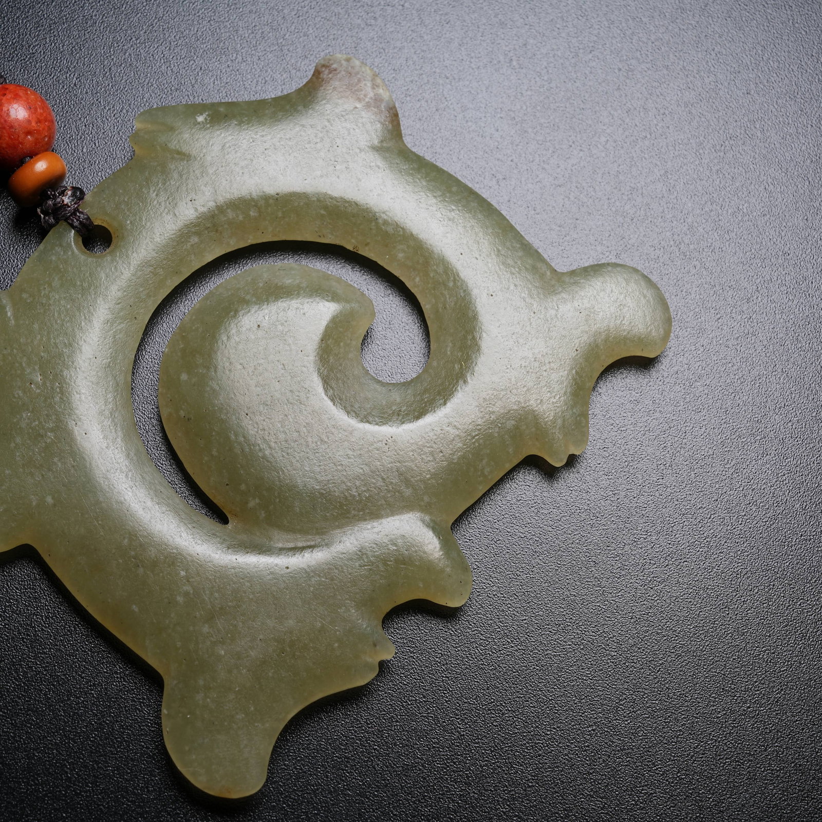 A ANCIENT JADE HOOKED CLOUD PENDANT - 3
