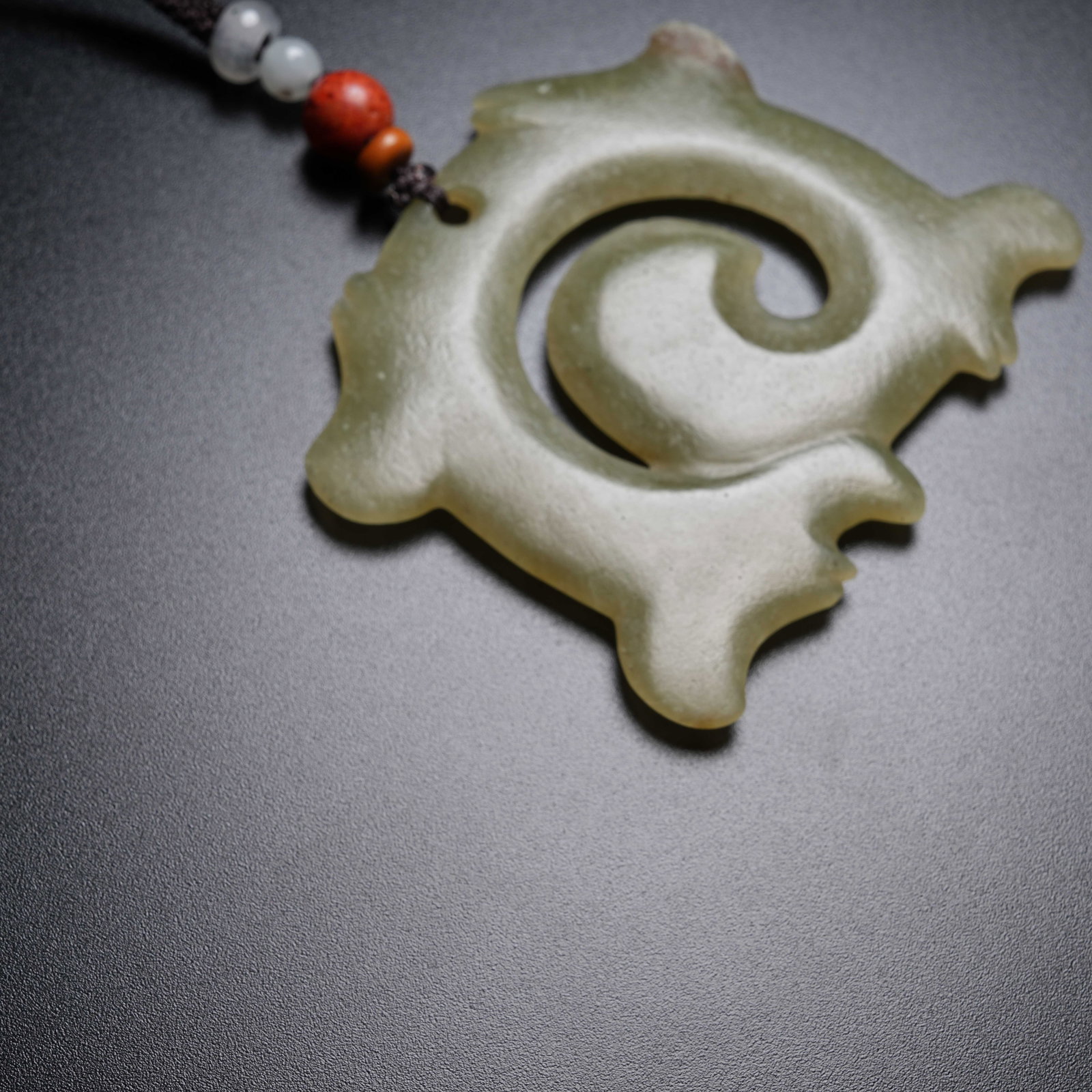 A ANCIENT JADE HOOKED CLOUD PENDANT - 4
