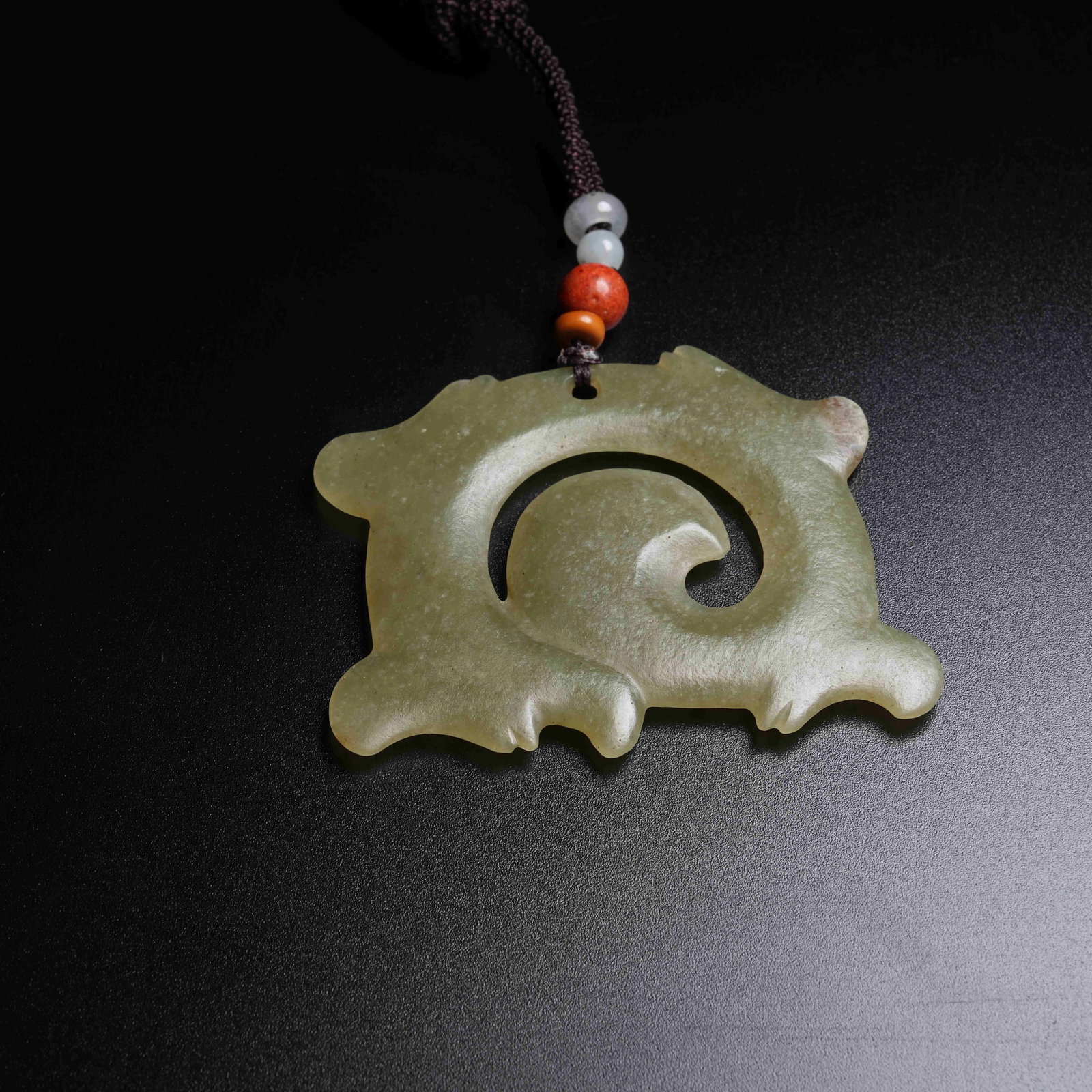 A ANCIENT JADE HOOKED CLOUD PENDANT - 5