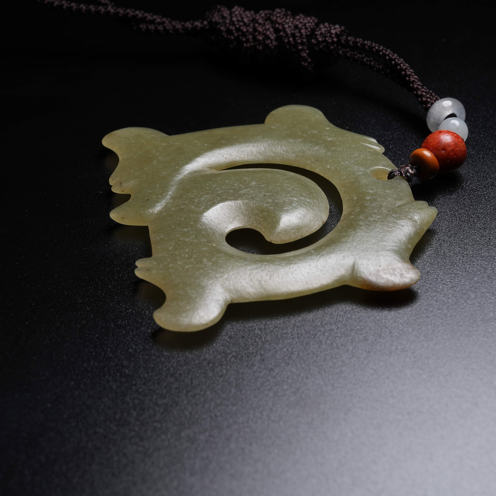 A ANCIENT JADE HOOKED CLOUD PENDANT - 6