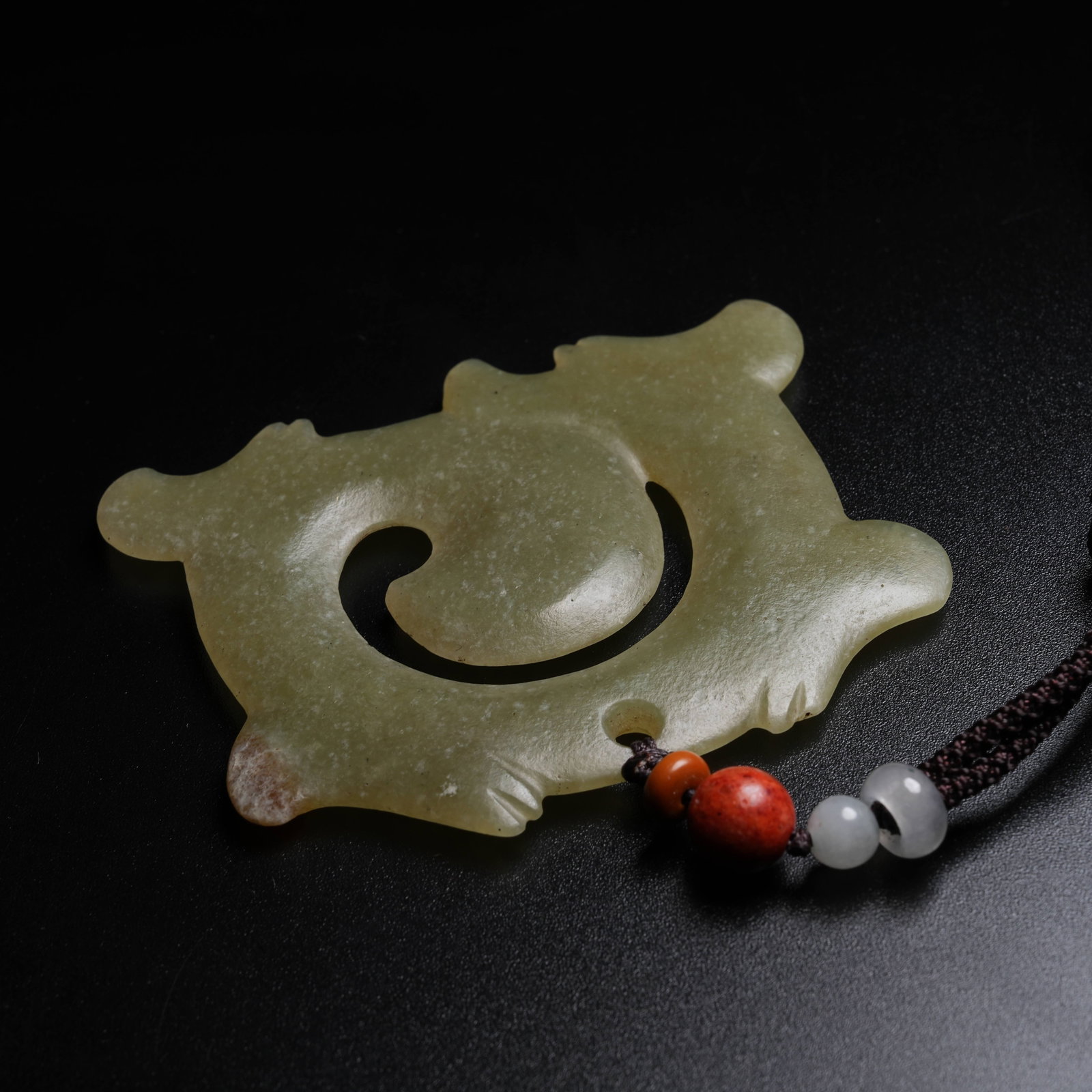 A ANCIENT JADE HOOKED CLOUD PENDANT - 7