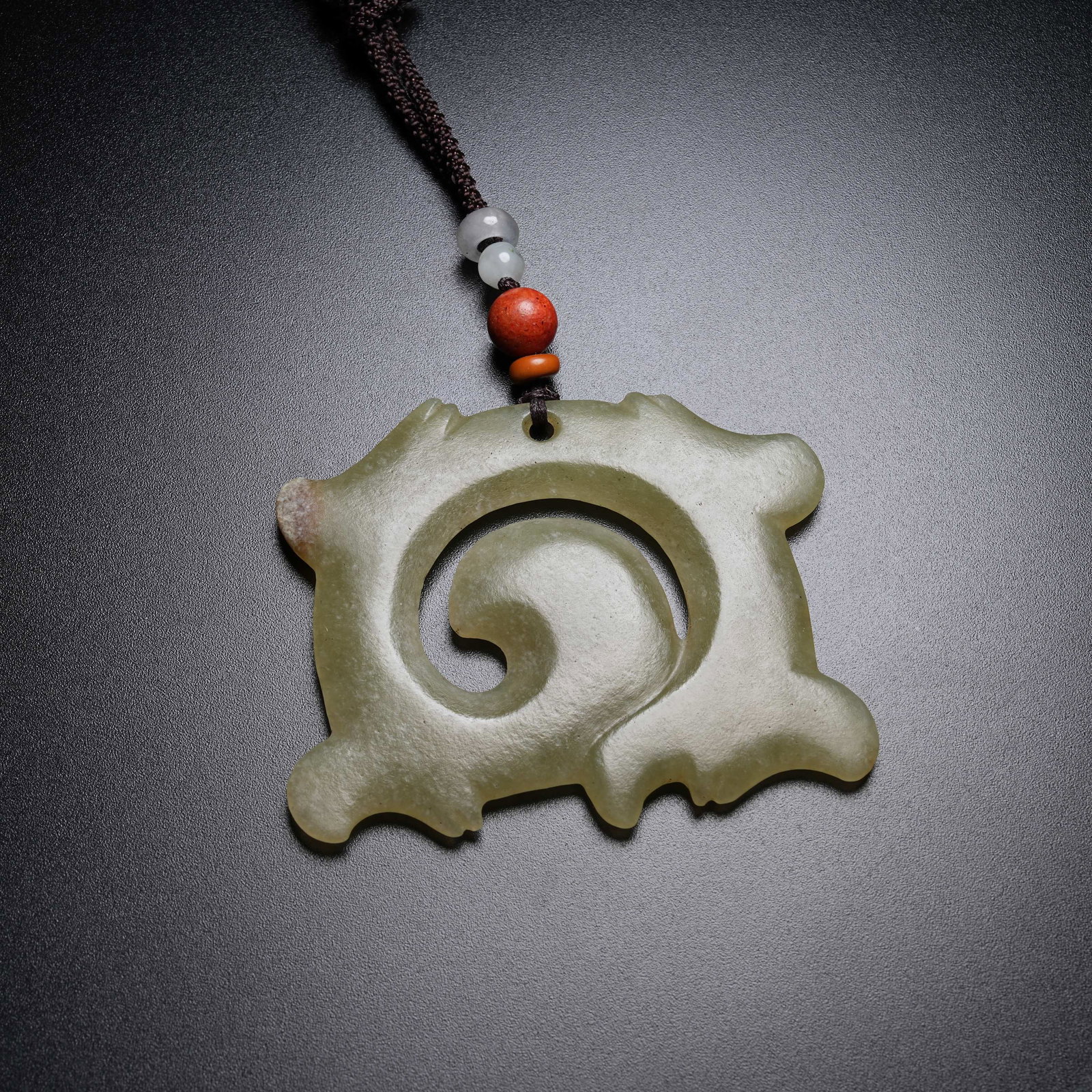 A ANCIENT JADE HOOKED CLOUD PENDANT - 8