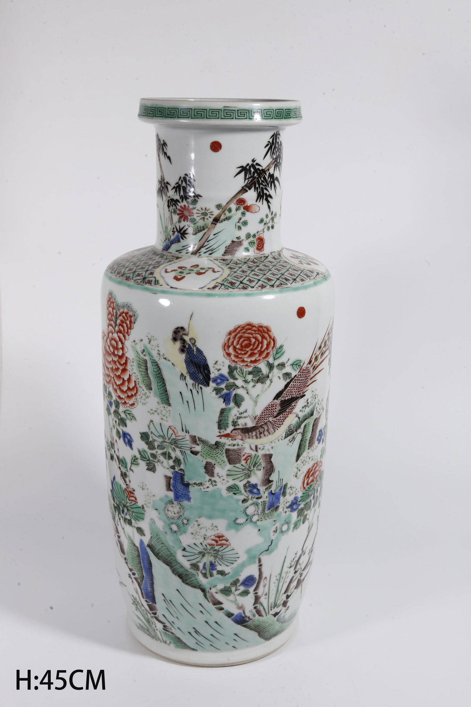 A WUCAI CLUB VASE WITH FLOWER AND BIRD PATTERNS: Wucai Club Vase with Flower and Bird Patterns