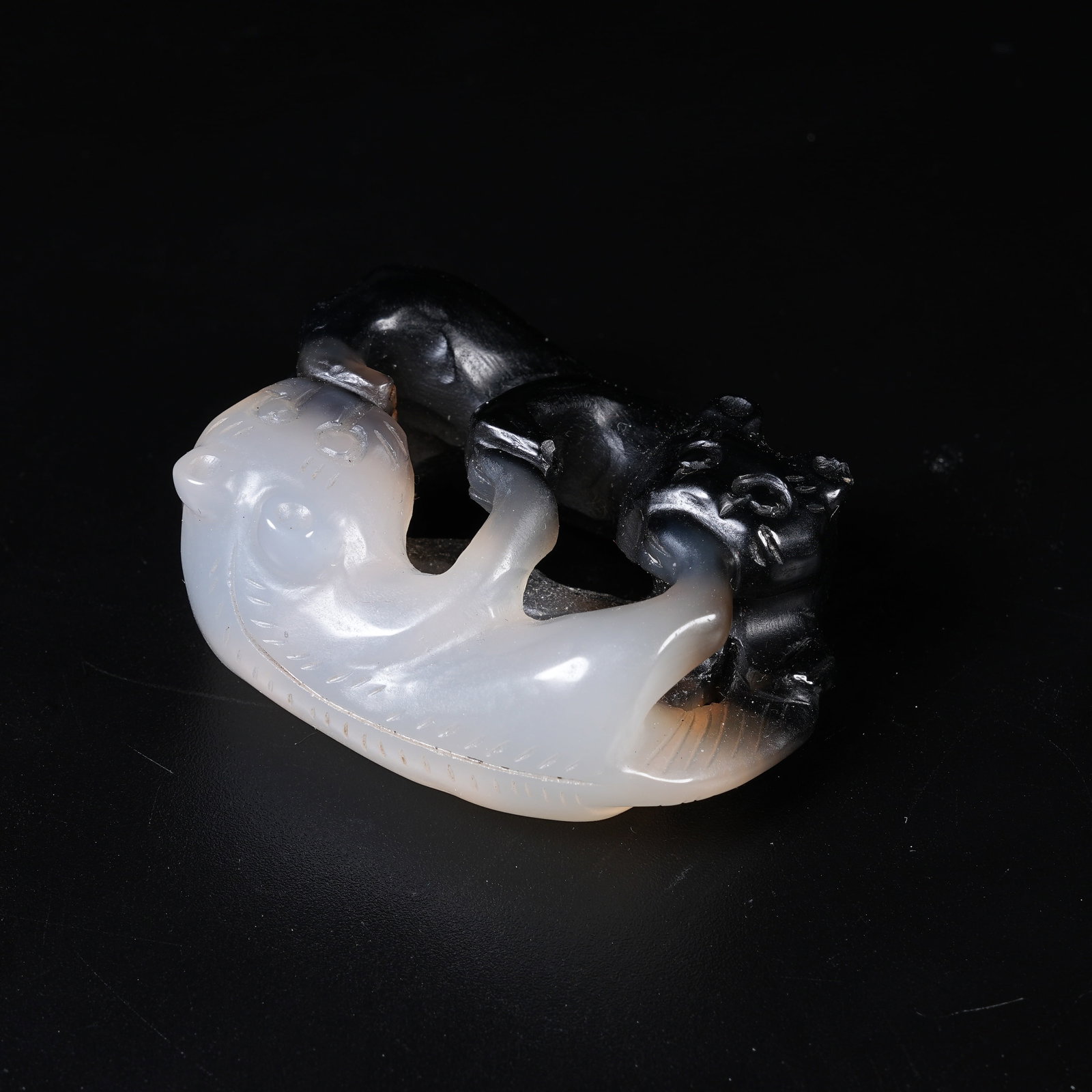 A CLEVERLY CARVED AGATE TWIN BADGER HANGING ORNAMENT: Cleverly Carved Agate Twin Badger Hanging Ornament