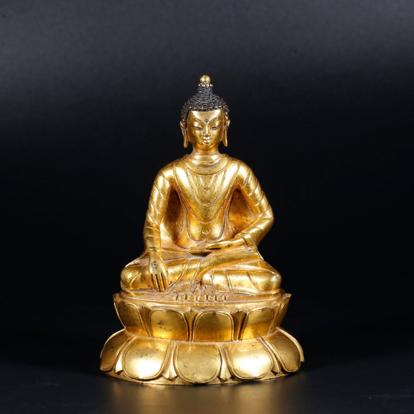 A GILT BRONZE BUDDHA STATUE (1 of 9)