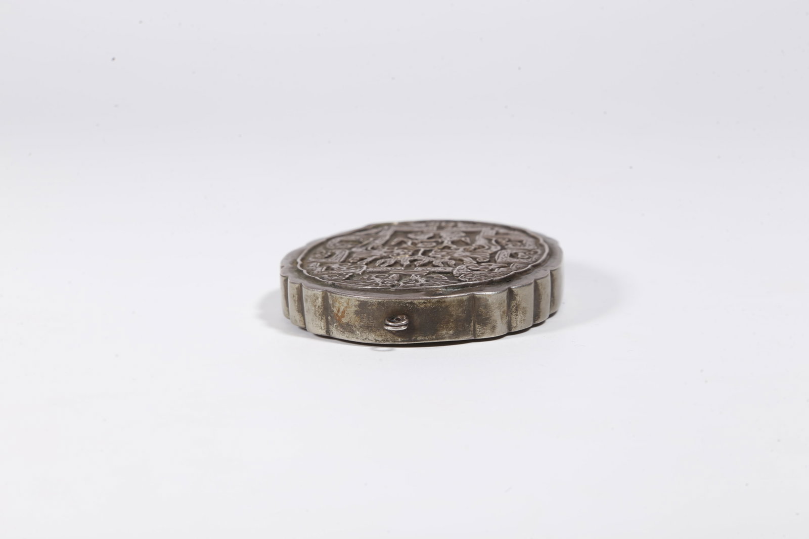 A SILVER PENDANT WITH DRAGON AND CLOUD PATTERNS - 4