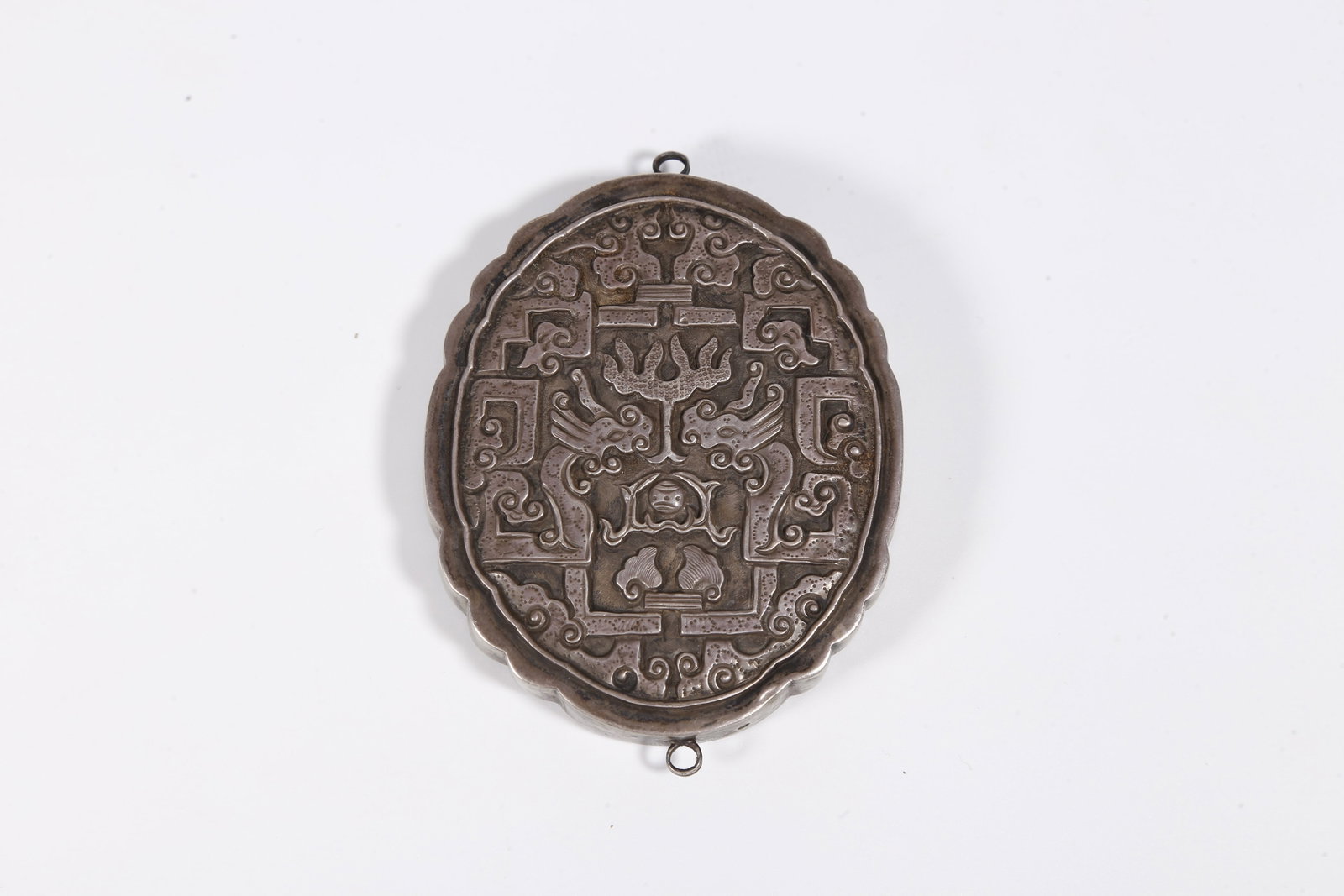 A SILVER PENDANT WITH DRAGON AND CLOUD PATTERNS - 8