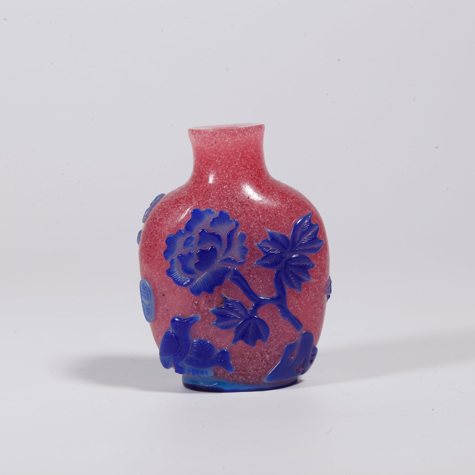 A OVERLAY GLASS SNUFF BOTTLE WITH FLOWER AND BIRD PATTERNS: Overlay Glass Snuff Bottle with Flower and Bird Patterns