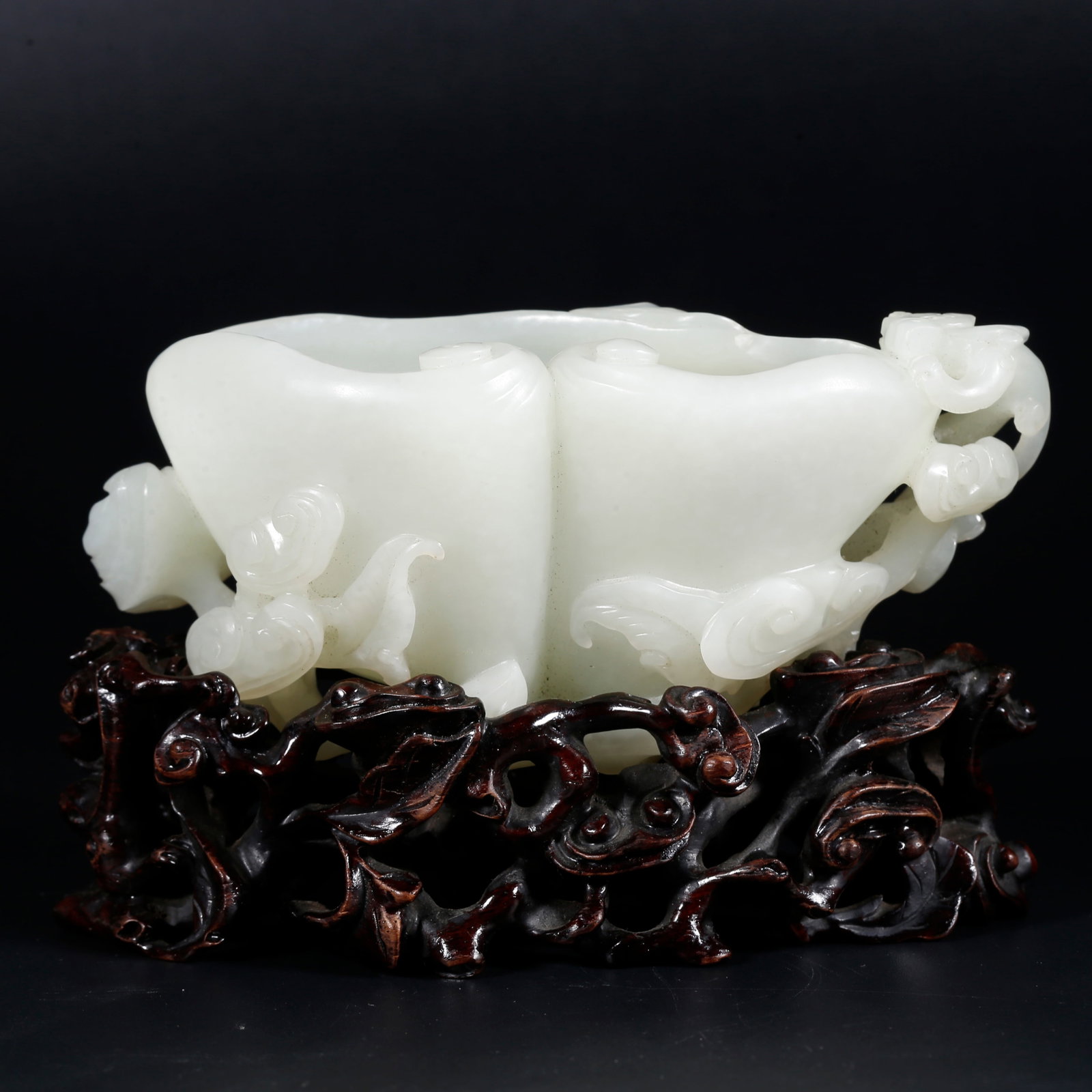 A HETIAN JADE WASHER CARVED WITH DRAGON PATTERNS: Hetian Jade Washer Carved with Dragon Patterns