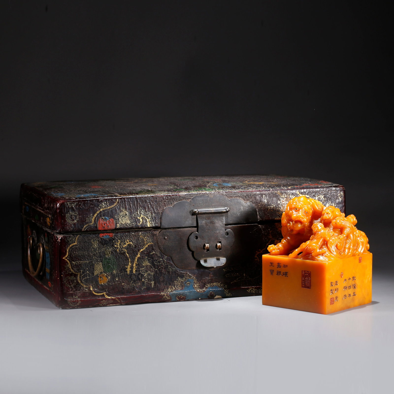 A SEAL WITH GRAND AND YOUNG LION KNOB CARVED FROM SHOUSHAN TIANHUANG STONE: Seal with Grand and Young Lion Knob Carved from Shoushan Tianhuang Stone