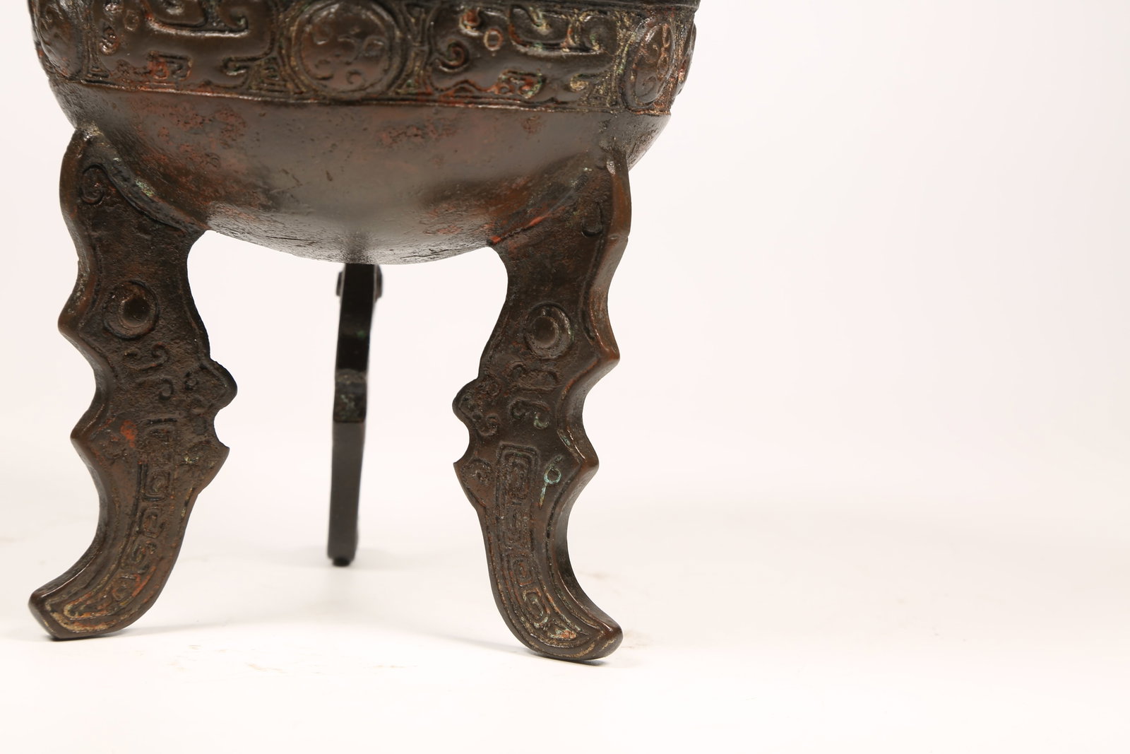 A BRONZE TRIPOD DING - 6