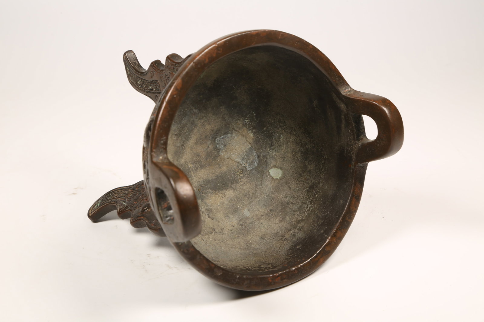 A BRONZE TRIPOD DING - 7