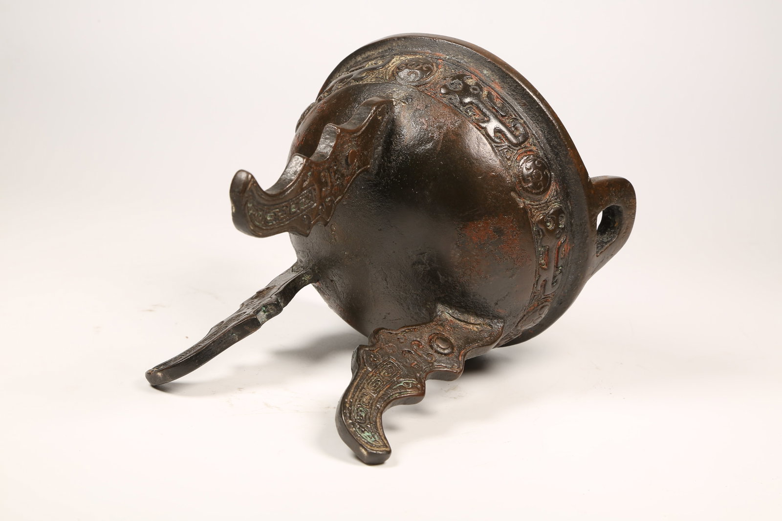 A BRONZE TRIPOD DING - 8