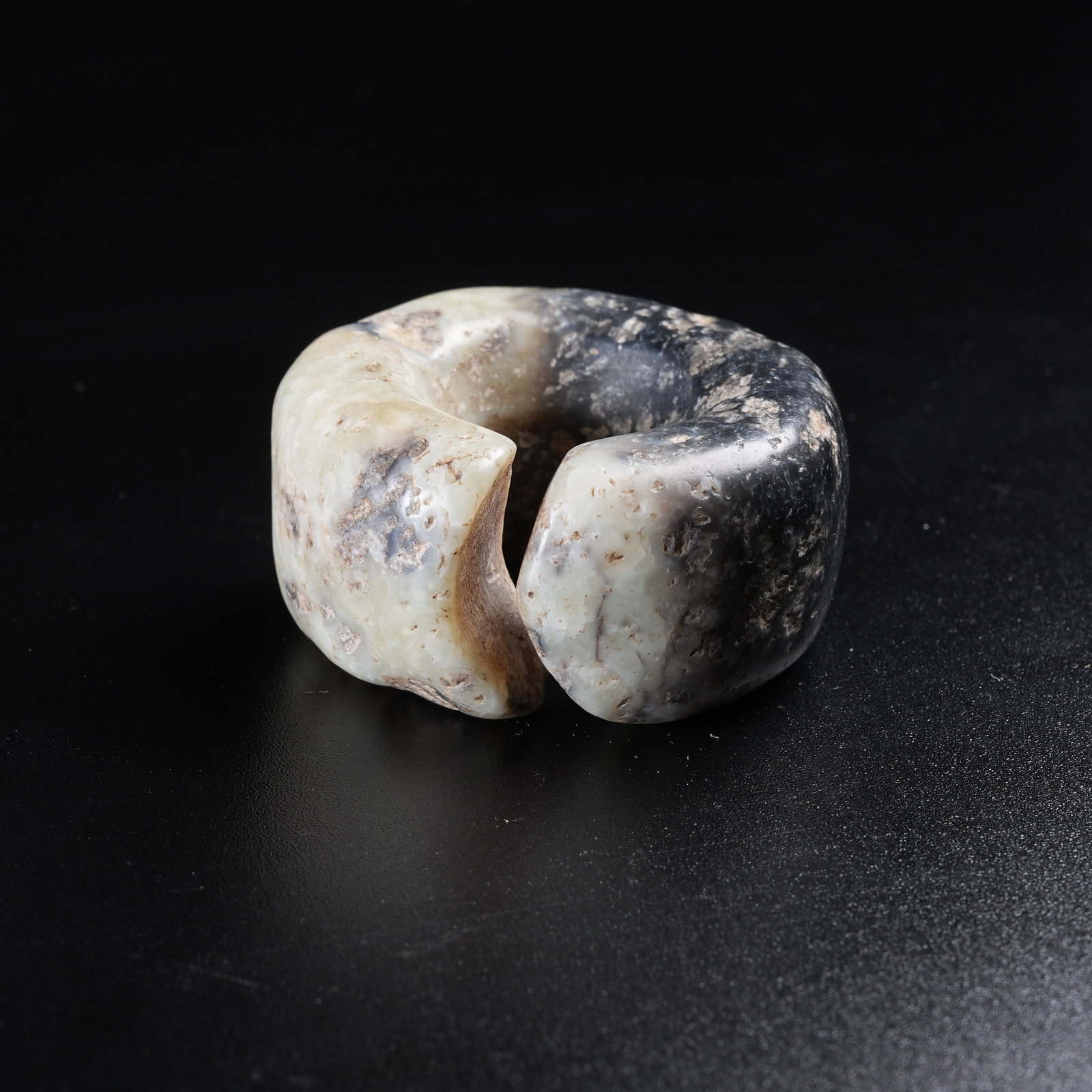 A ANCIENT JADE JUE SLIT DISC: Ancient Jade Jue Slit Disc