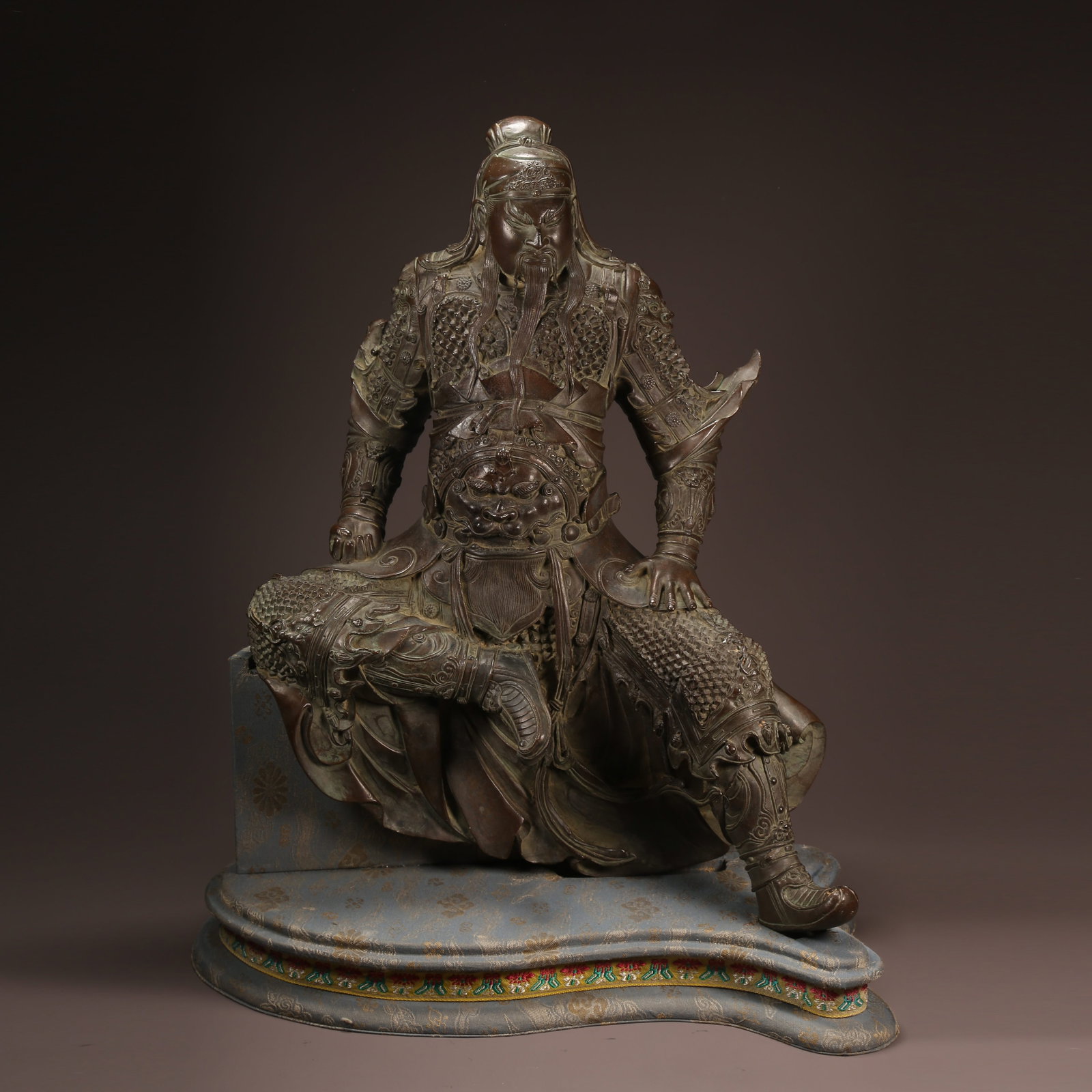 A BRONZE GUANYU (GUAN YU) STATUE: Bronze Guanyu (Guan Yu) Statue