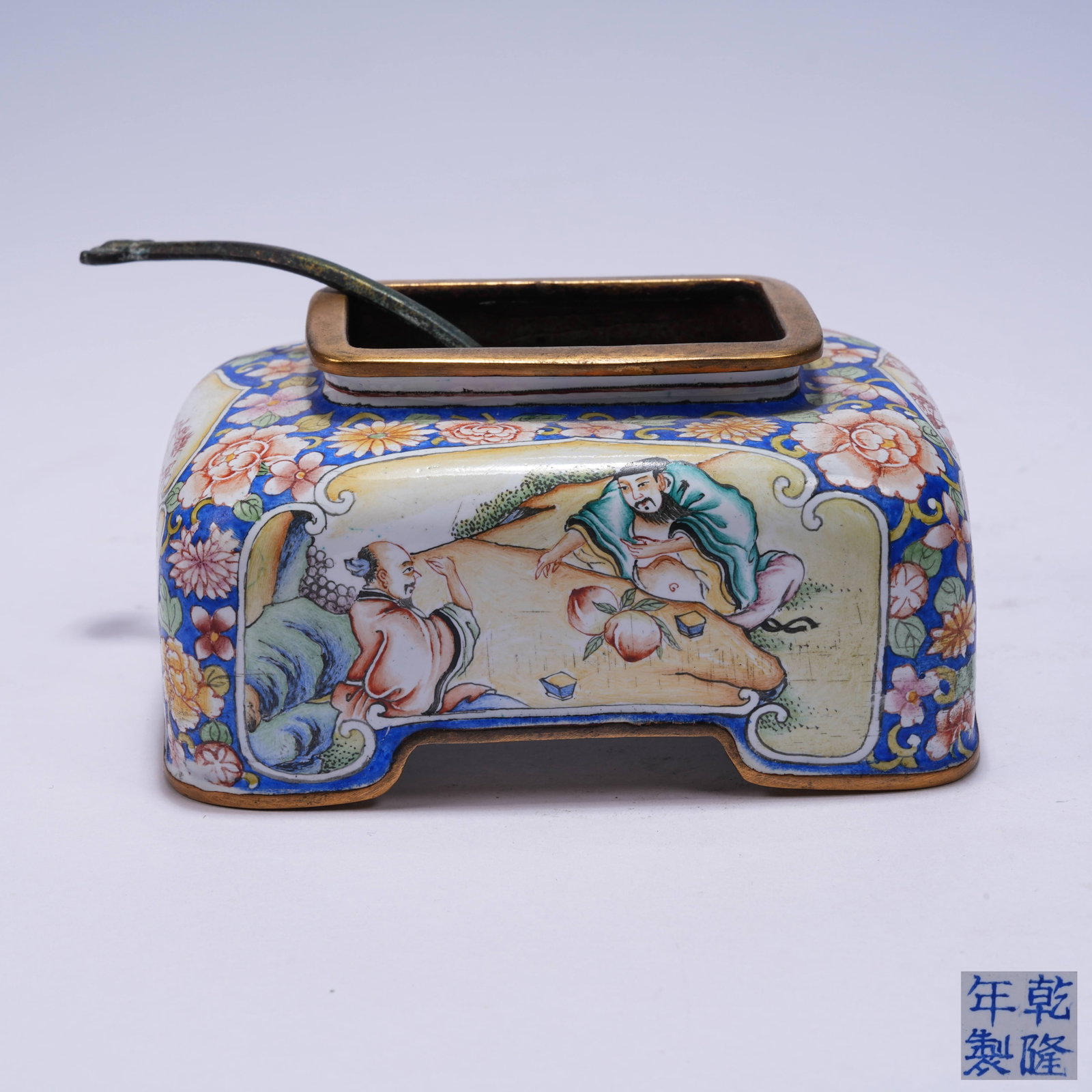 A CLOISONNÉ ENAMEL WATER VESSEL WITH FIGURE PATTERN (1 of 9)
