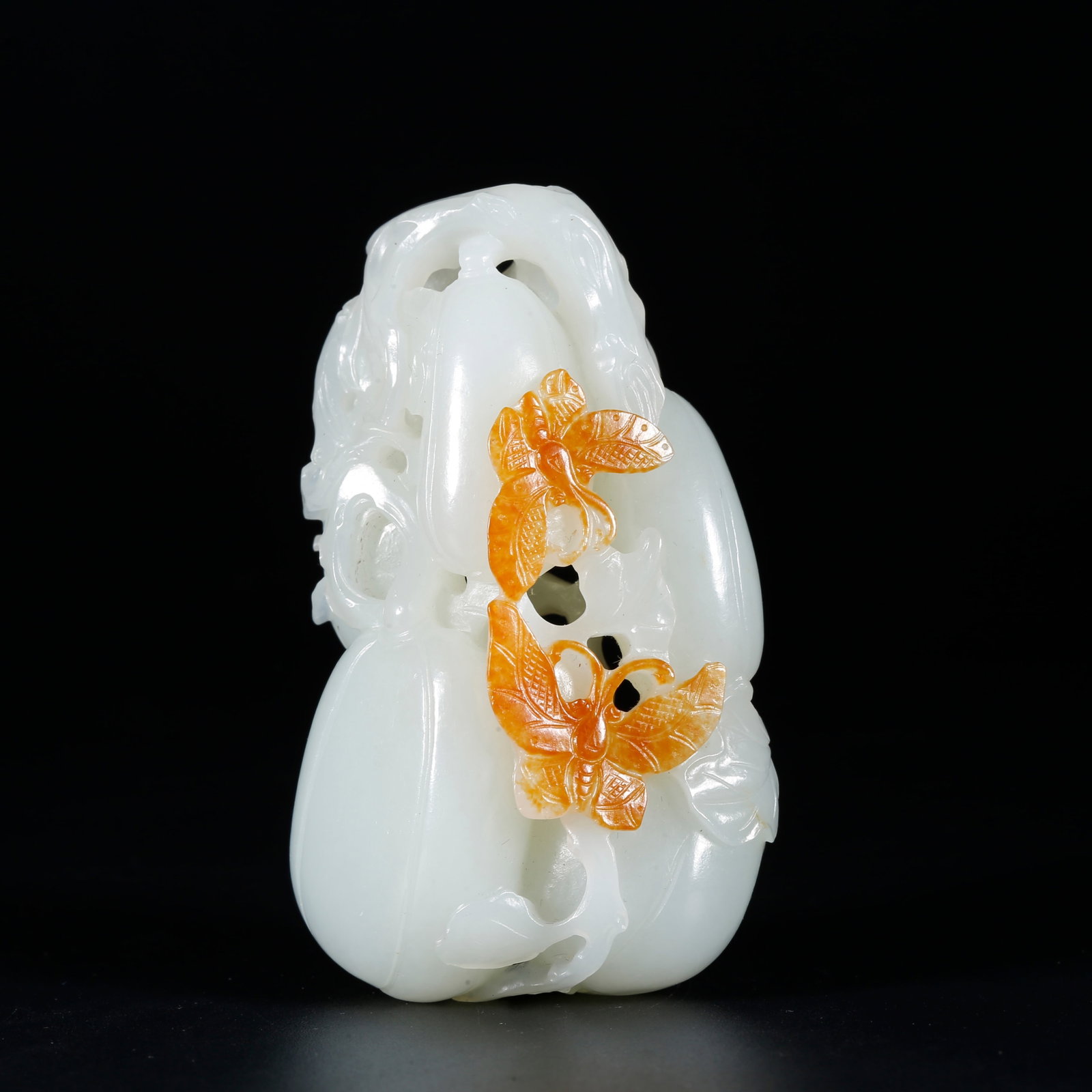 A HETIAN JADE PENDANT SYMBOLIZING CONTINUOUS PROSPEROUS DESCENDANTS (1 of 9)