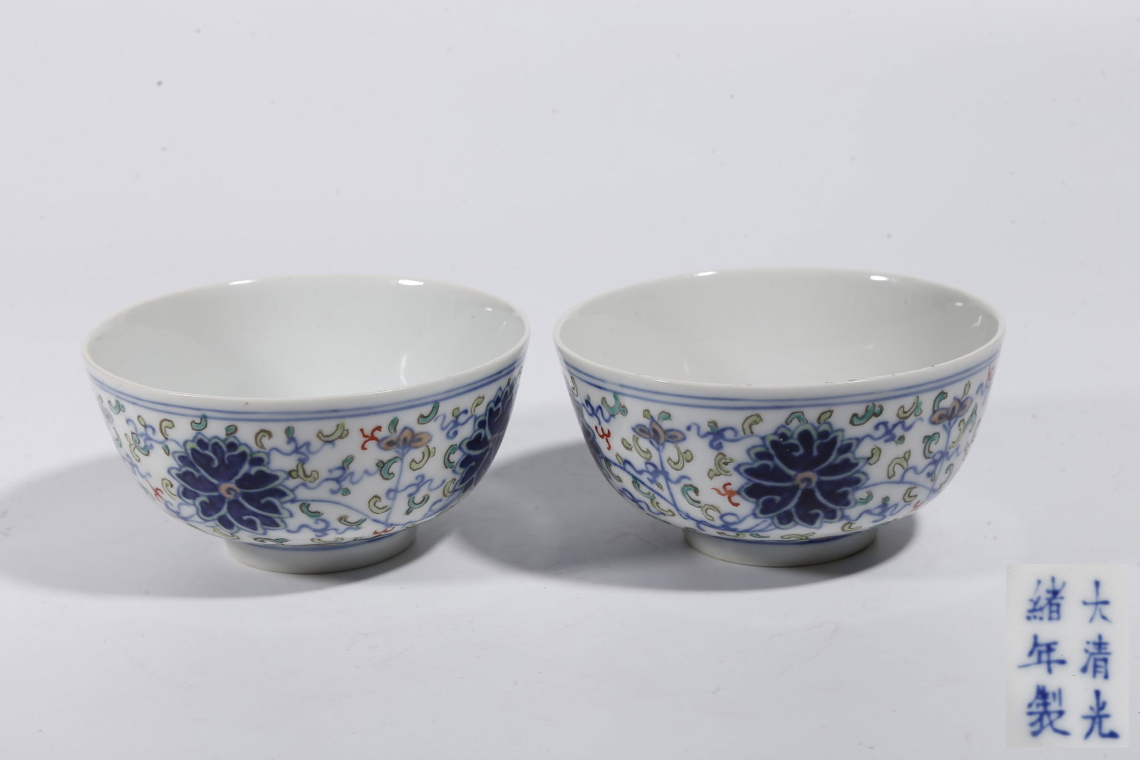 A DOUCAI BOWL WITH INTERLOCKING FLORAL PATTERN (PAIR): Doucai Bowl with Interlocking Floral Pattern (Pair)