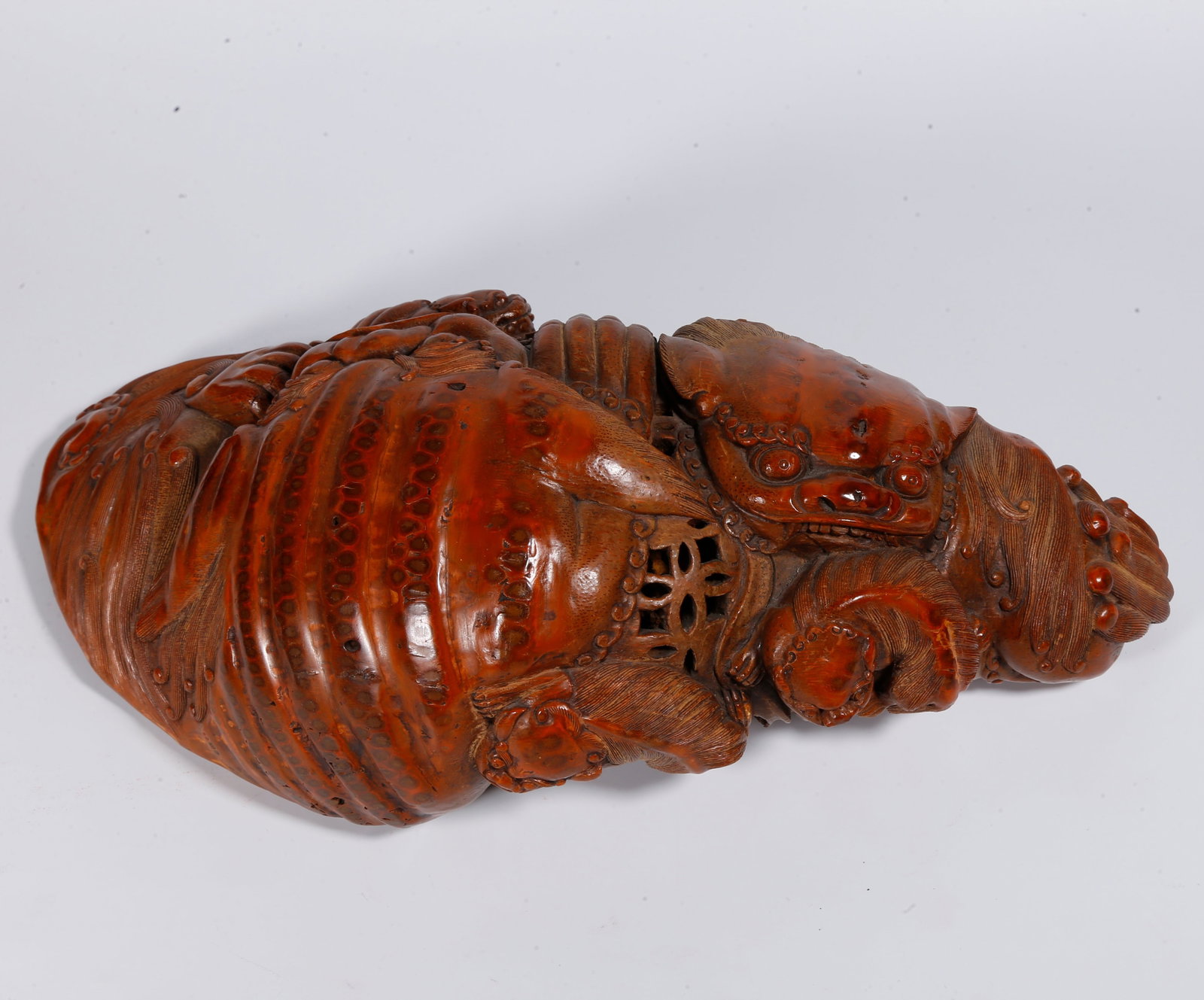 A BAMBOO ROOT CARVED ORNAMENT OF LION AND CUB (1 of 11)