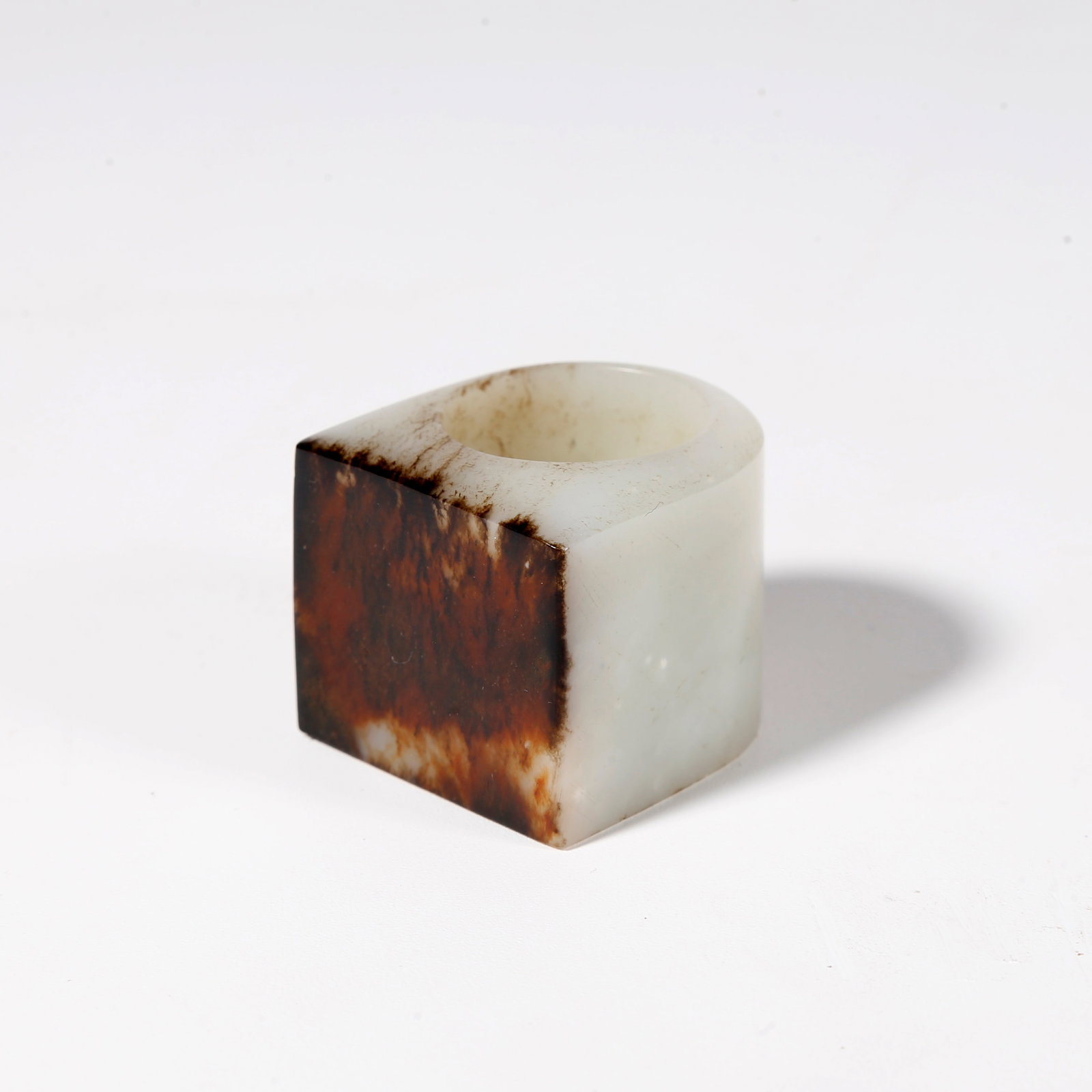 A HETIAN JADE THUMB RING: Hetian Jade Thumb Ring