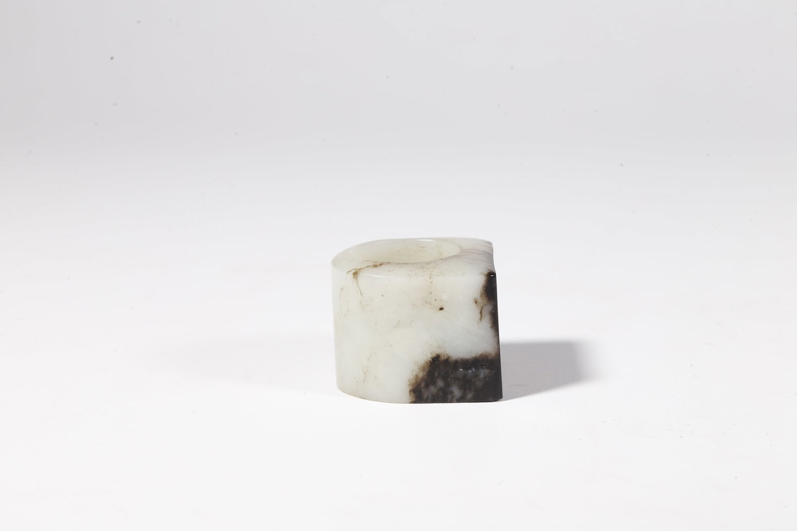 A HETIAN JADE THUMB RING - 4