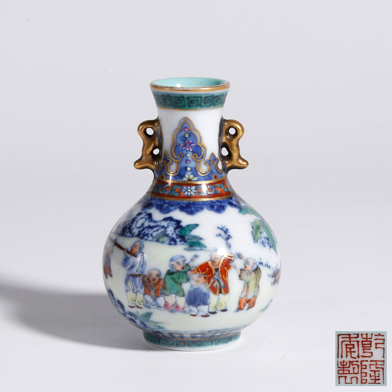 A DOUCAI VASE WITH TWO EARS AND NARRATIVE FIGURE PATTERN: Doucai Vase with Two Ears and Narrative Figure Pattern