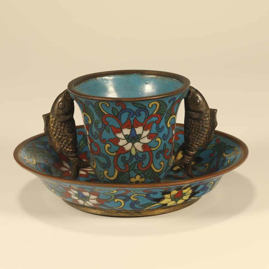 A CLOISONNÉ TWIN FISH CUP WITH INTERLOCKING FLORAL SCROLLS (1 of 6)