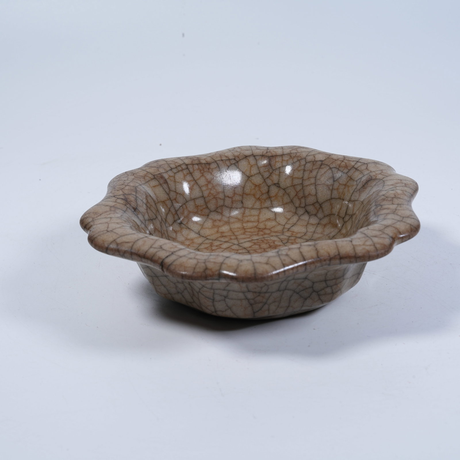 A FLOWER-MOUTHED FOLDED-RIM WASHER OF GE KILN: Flower-Mouthed Folded-Rim Washer of Ge Kiln