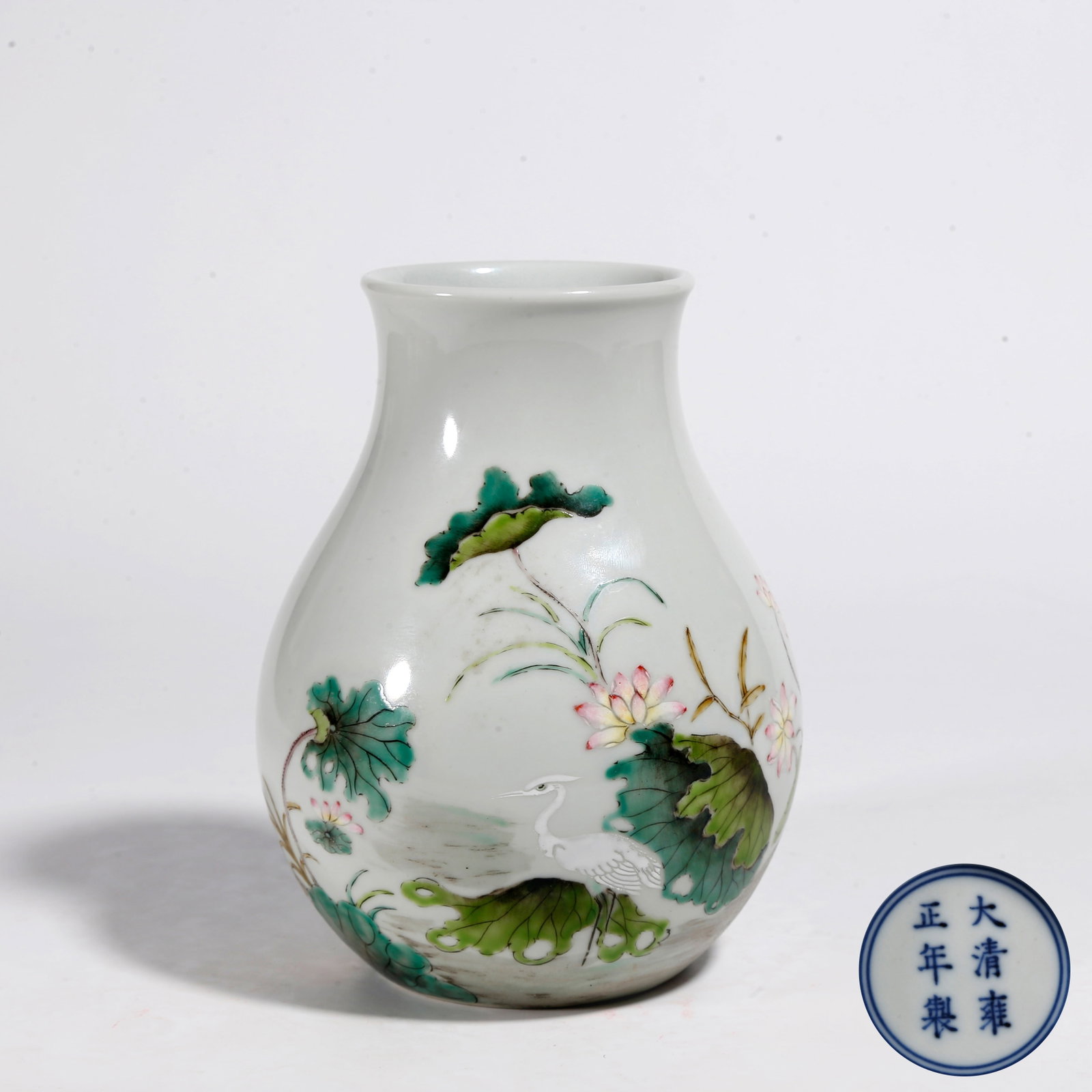 A FAMILLE ROSE FLOWER VASE WITH LOTUS PATTERN: Famille Rose Flower Vase with Lotus Pattern