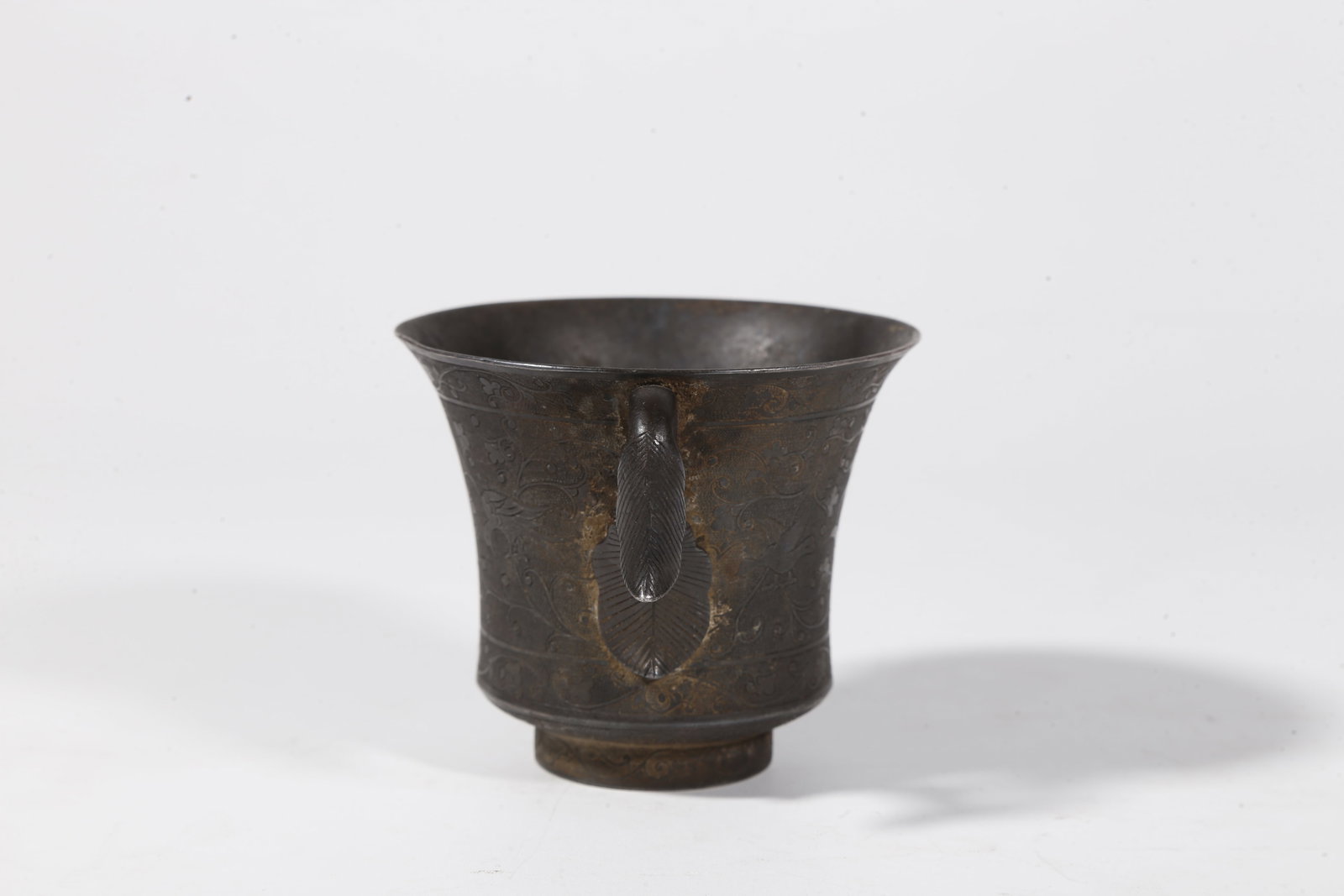 A SILVER CUP WITH INTERLOCKING FLORAL PATTERN - 2
