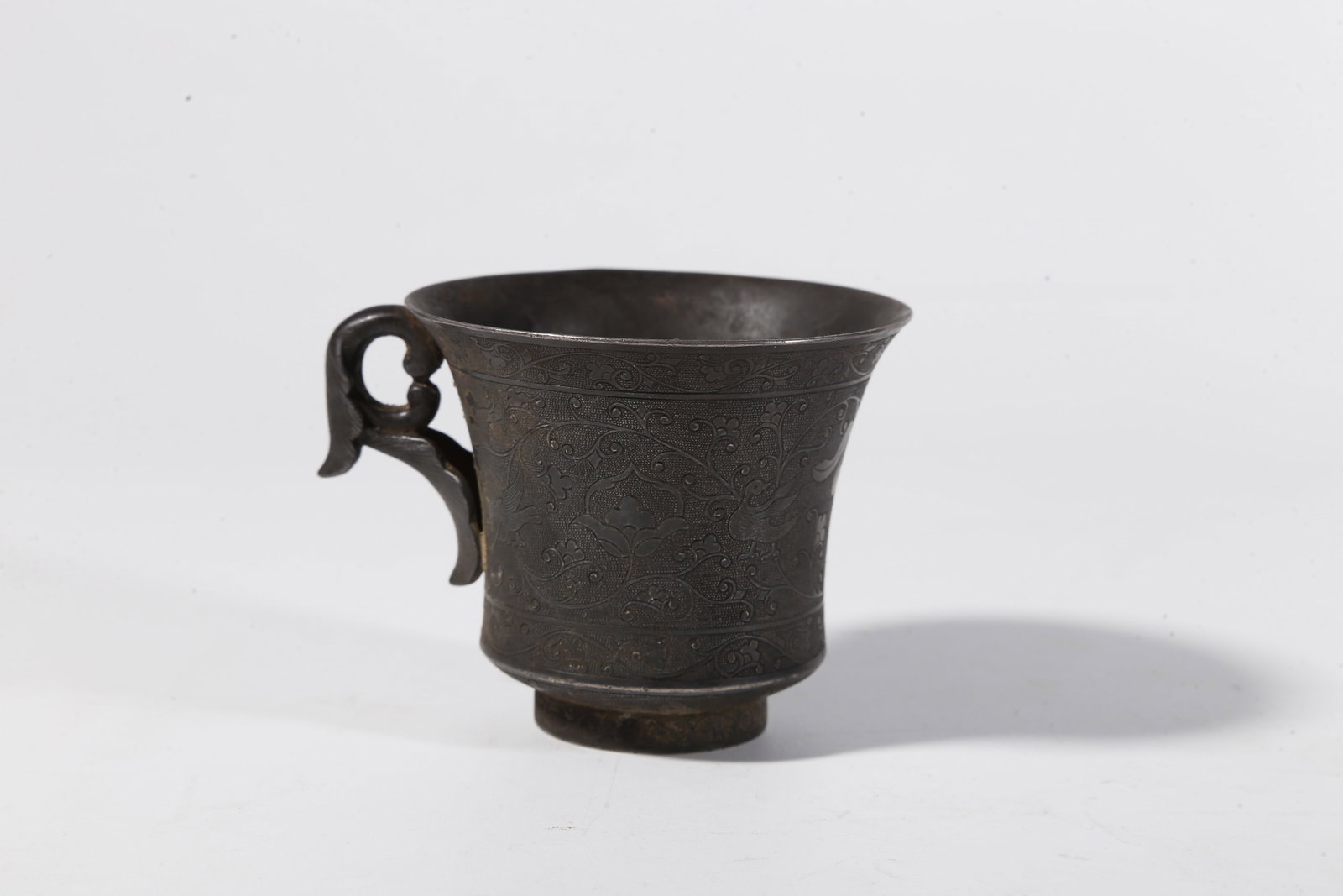 A SILVER CUP WITH INTERLOCKING FLORAL PATTERN - 3