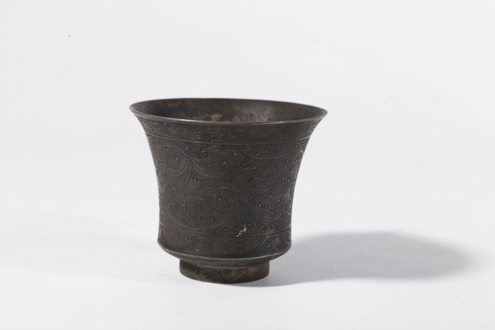 A SILVER CUP WITH INTERLOCKING FLORAL PATTERN - 4