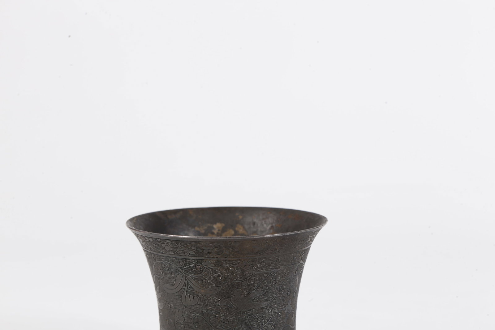 A SILVER CUP WITH INTERLOCKING FLORAL PATTERN - 5