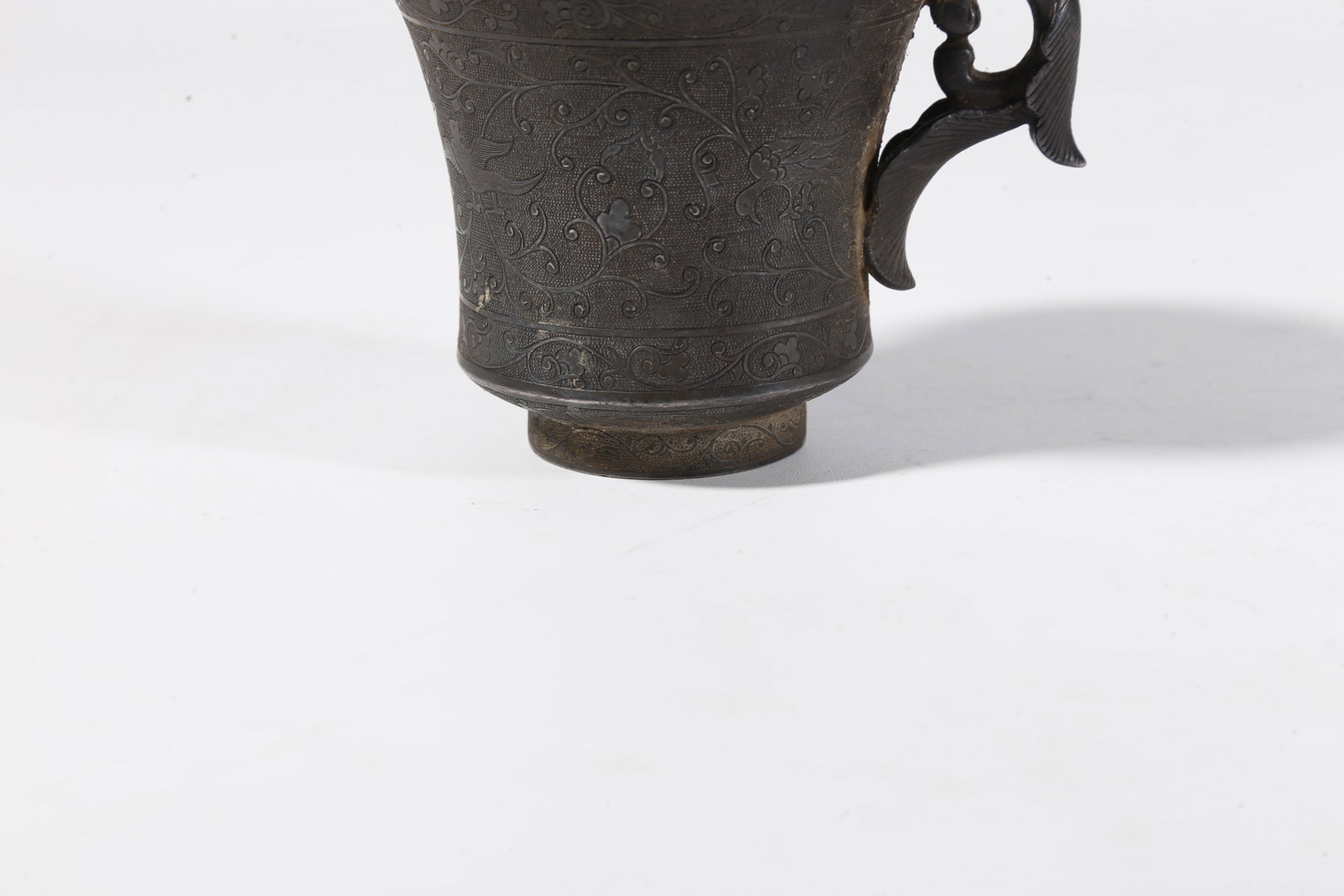 A SILVER CUP WITH INTERLOCKING FLORAL PATTERN - 7