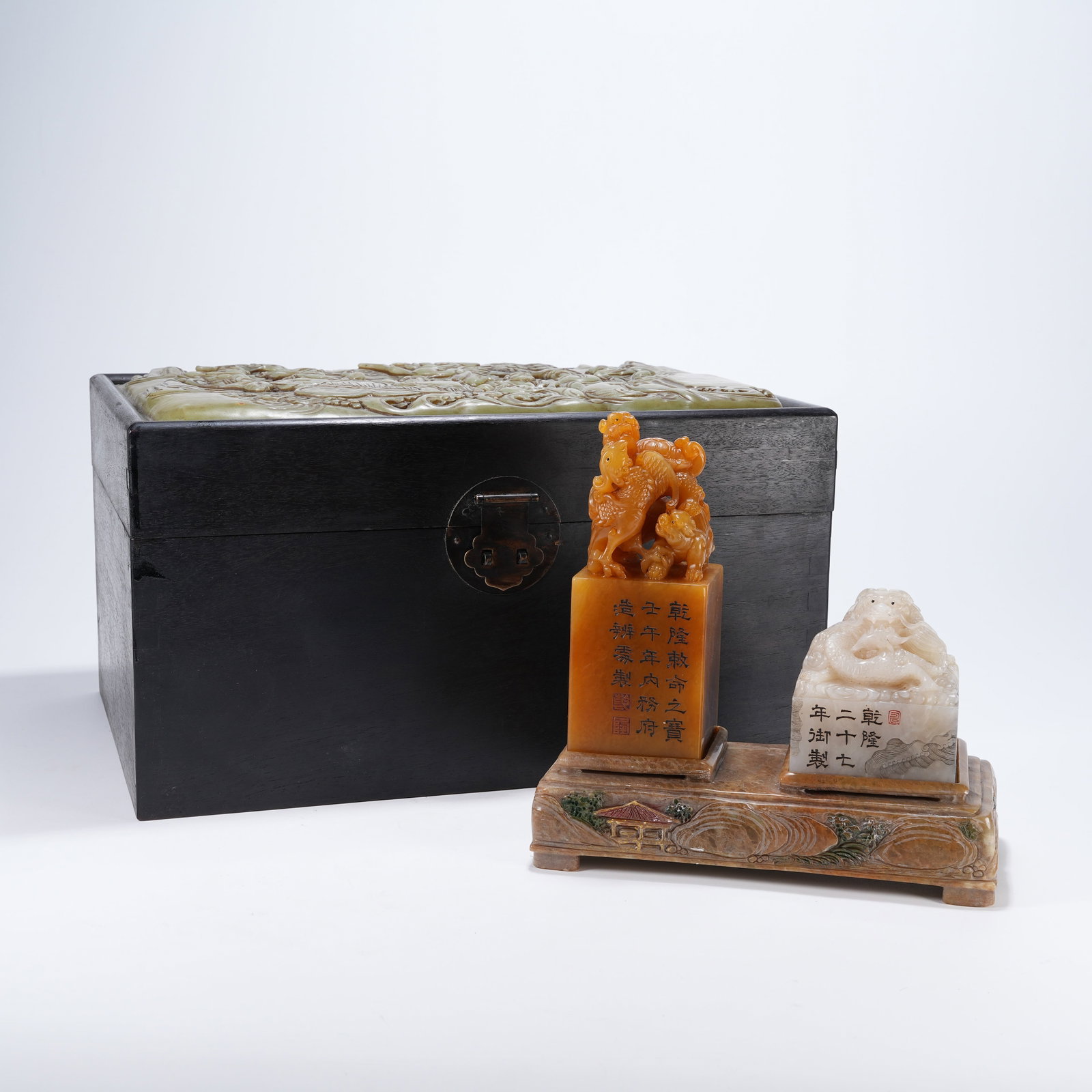 A GROUP OF SHOUSHAN STONE SEALS WITH FOUR DIVINE BEASTS AND DRAGON KNOBS (1 of 9)