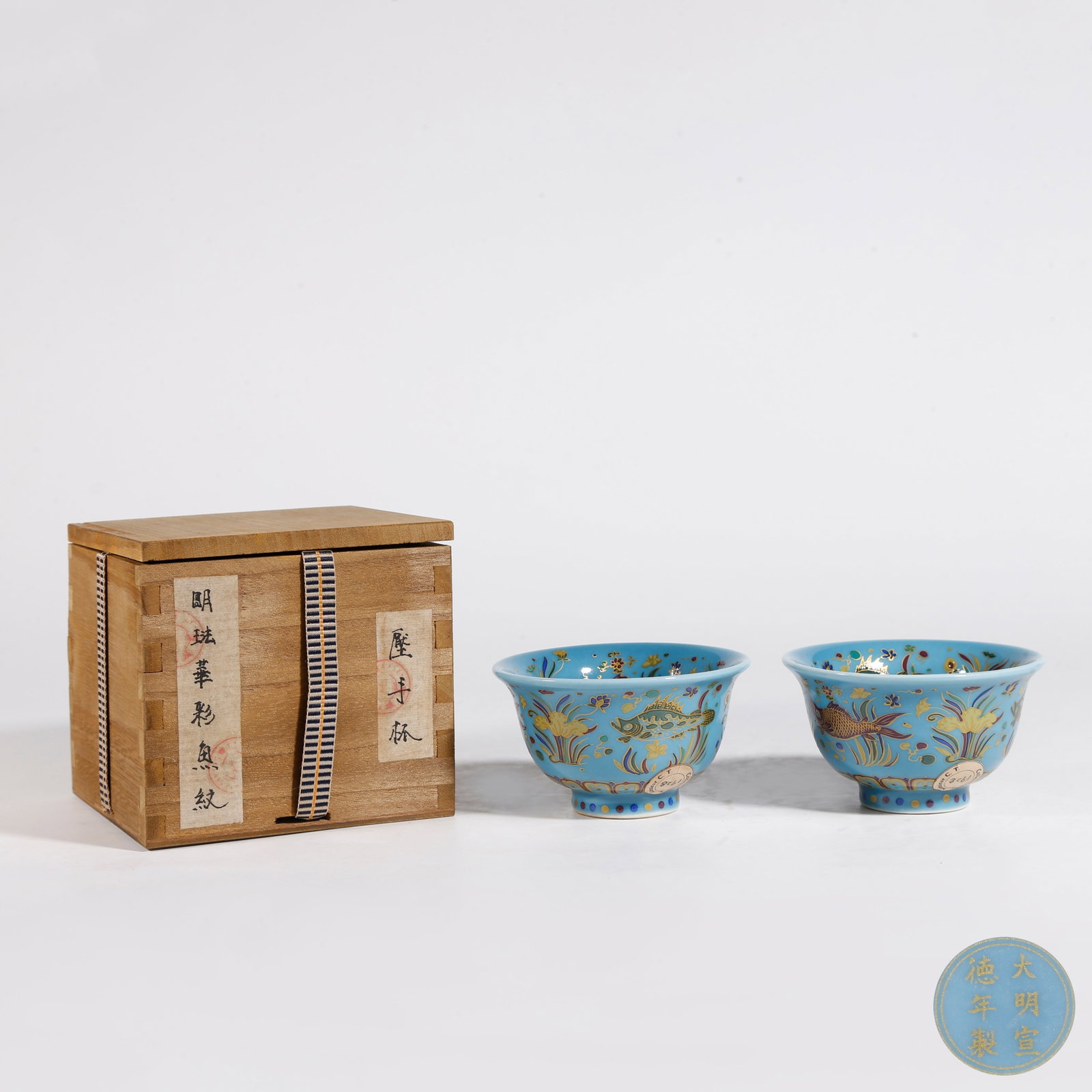 A PAIR OF FAHUA GLAZE CUPS WITH FISH AND ALGAE PATTERN: Pair of Fahua Glaze Cups with Fish and Algae Pattern