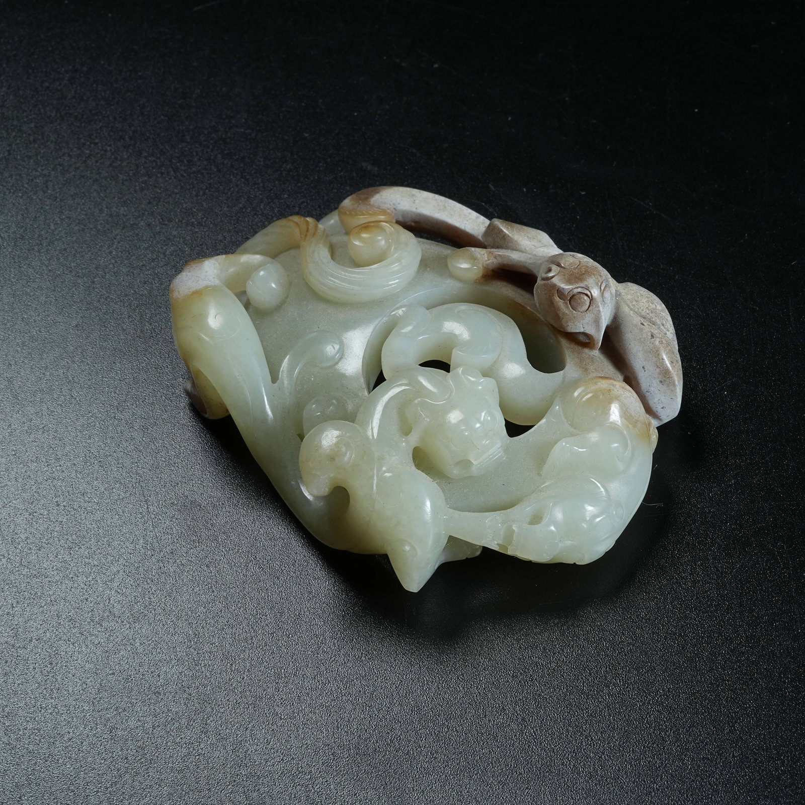 A ARCHAIC JADE HEART-SHAPED PENDANT WITH CHILONG PATTERNS: Archaic Jade Heart-shaped Pendant with Chilong Patterns