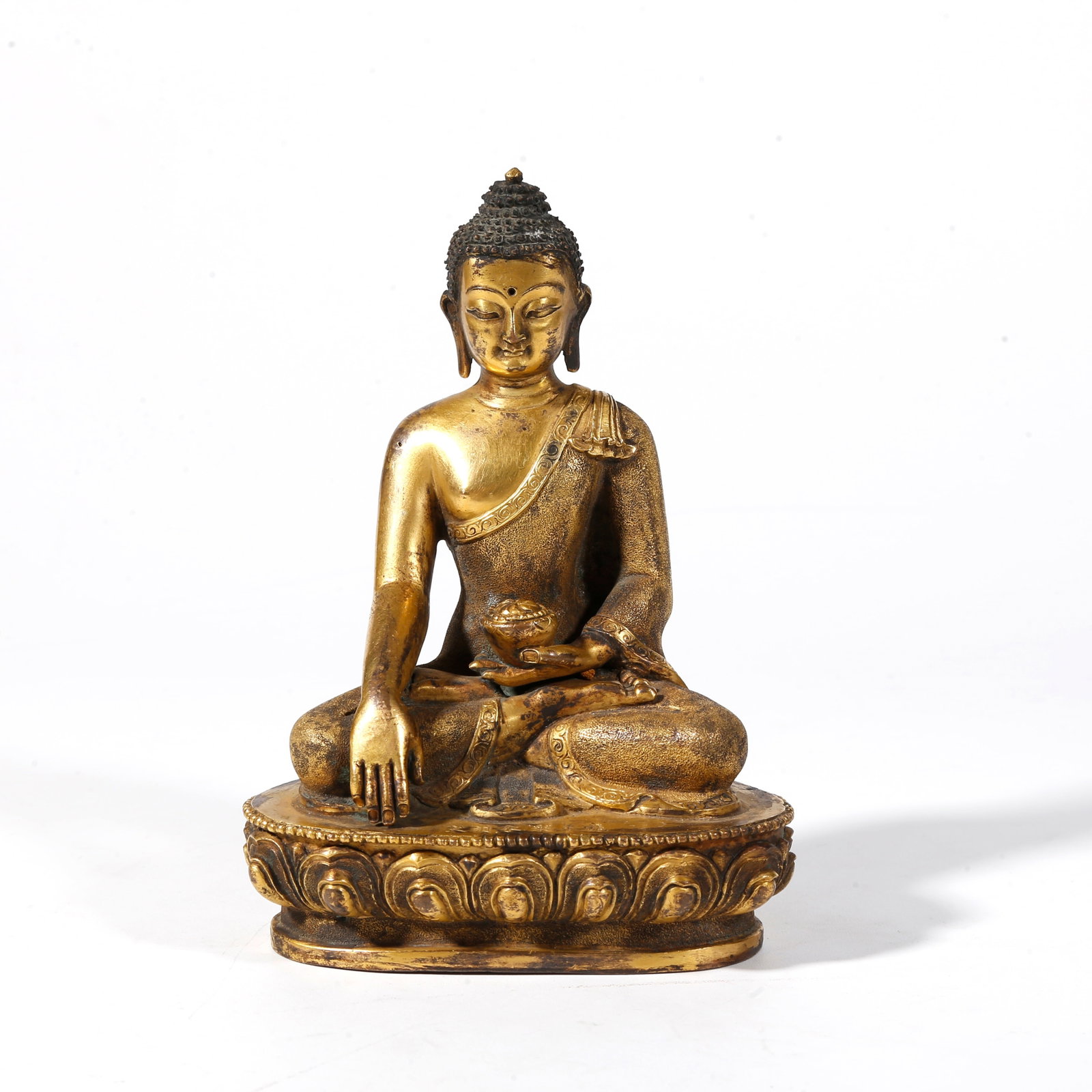 A GILT BRONZE STATUE OF SAKYAMUNI: Gilt Bronze Statue of Sakyamuni